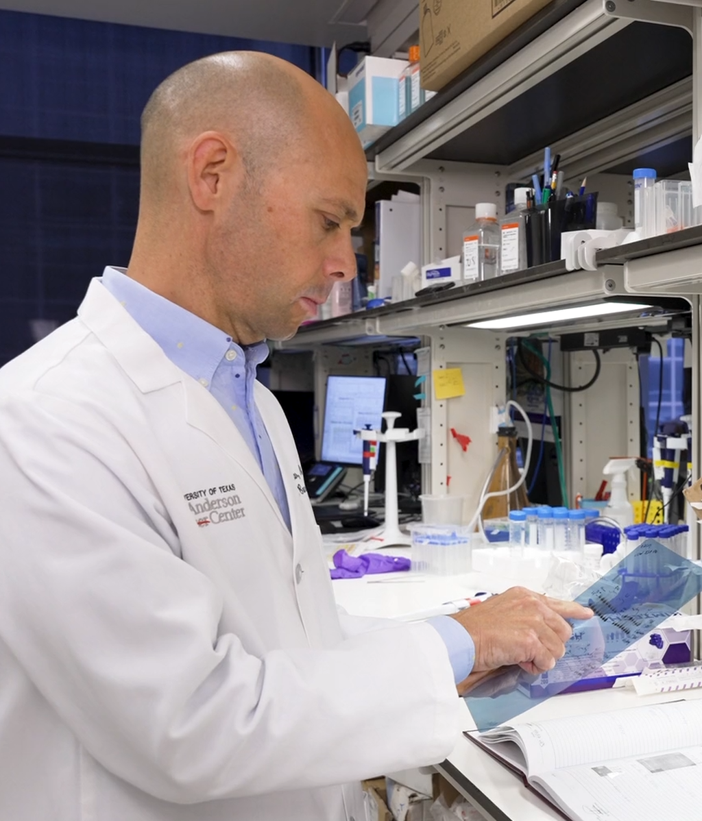 Eduardo Vilar-Sánchez, en su laboratorio, investiga una vacuna que podría prevenir varios tipos de cáncer en personas con síndrome de Lynch