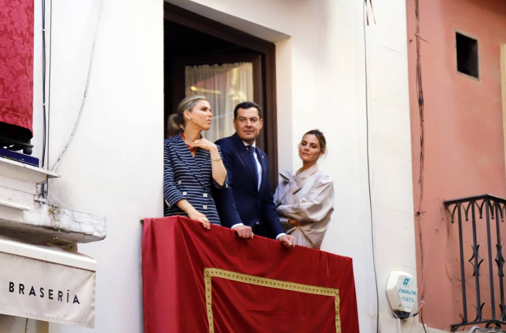 Amaia Salamanca, Juanma Moreno y Manuela Villena, en la Semana Santa de Sevilla