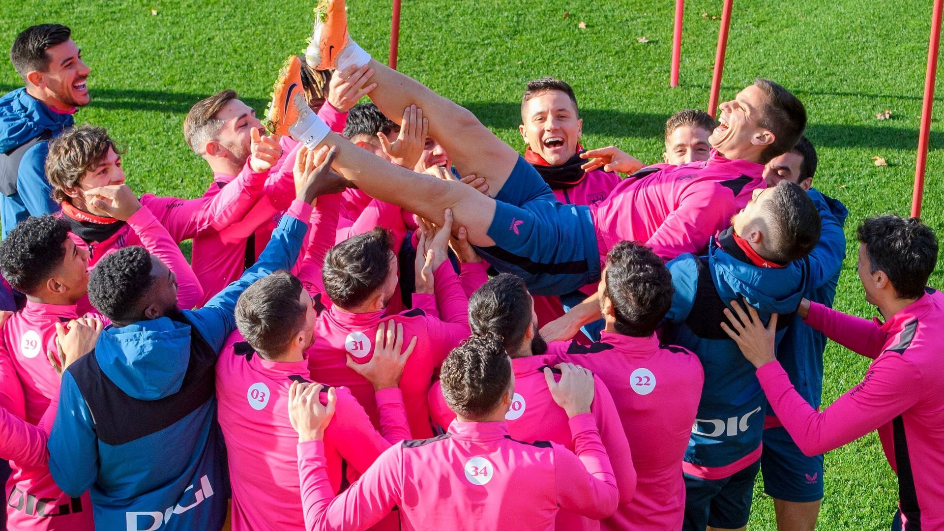 Manteo de Ruiz de Galarreta por sus compañeros en Lezama