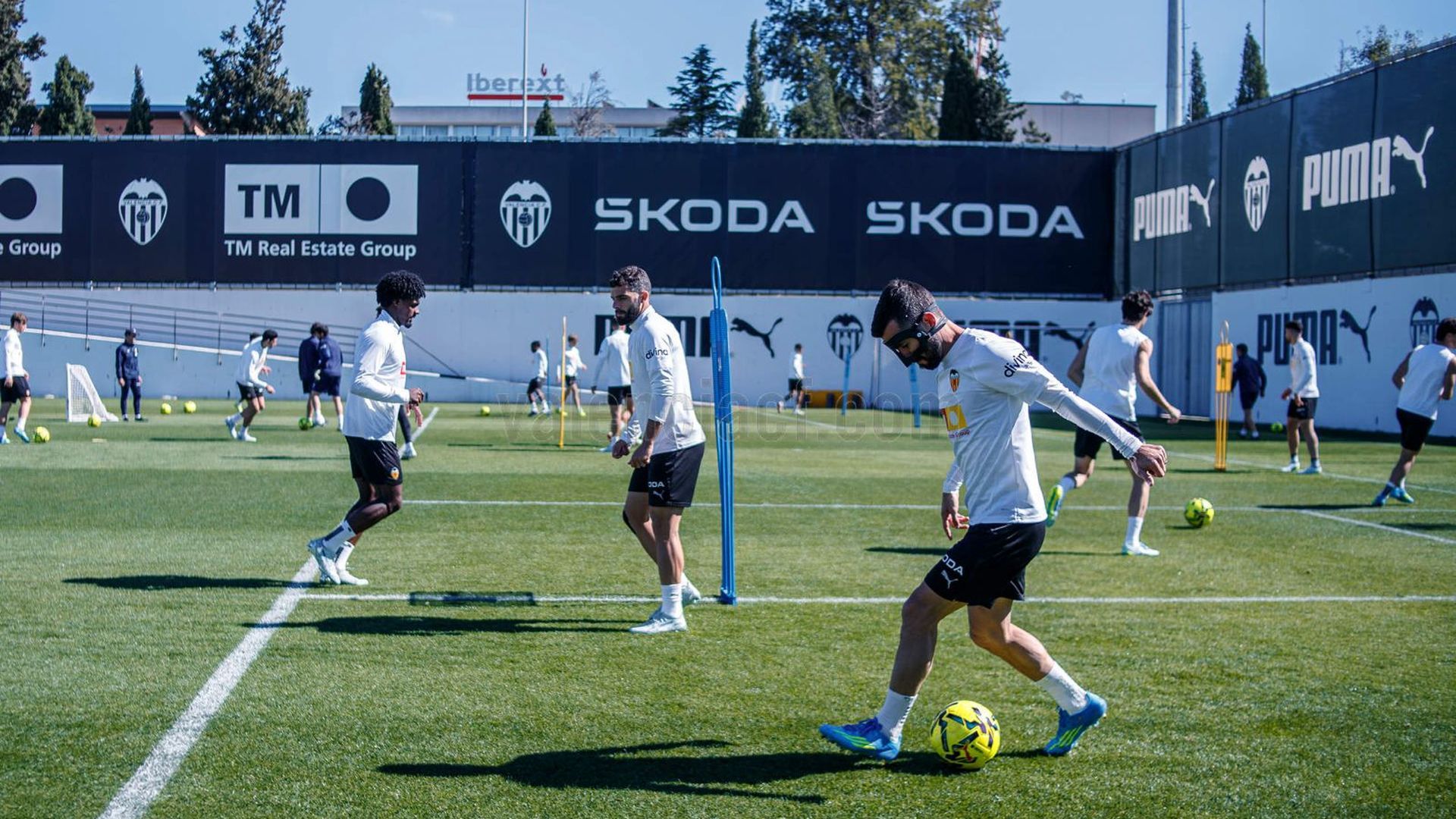 Gayà prueba la máscara con la que podrá jugar ante el Celta de Vigo Gayà prueba la máscara con la que podrá jugar ante el Celta de Vigo