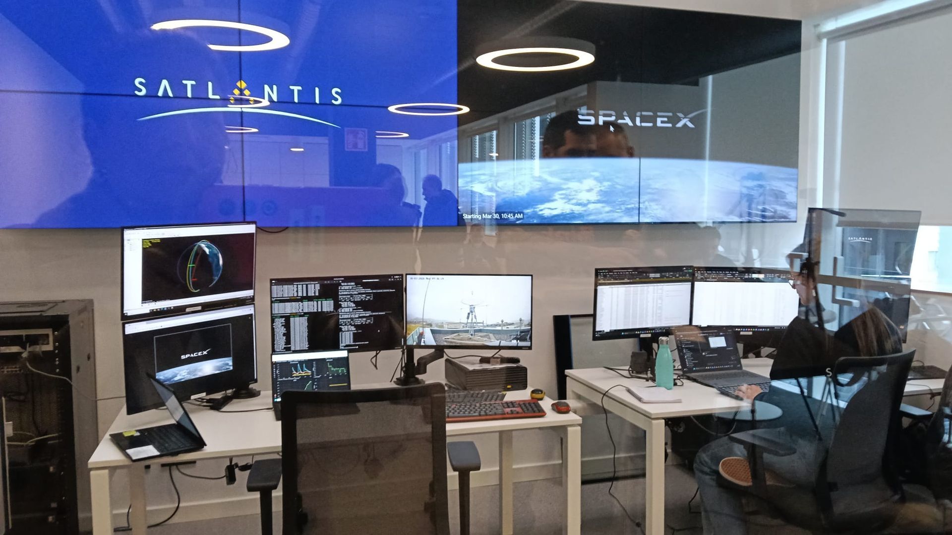 Interior de la sede de Satlantis en Leioa, desde donde se ha seguido el lanzamiento