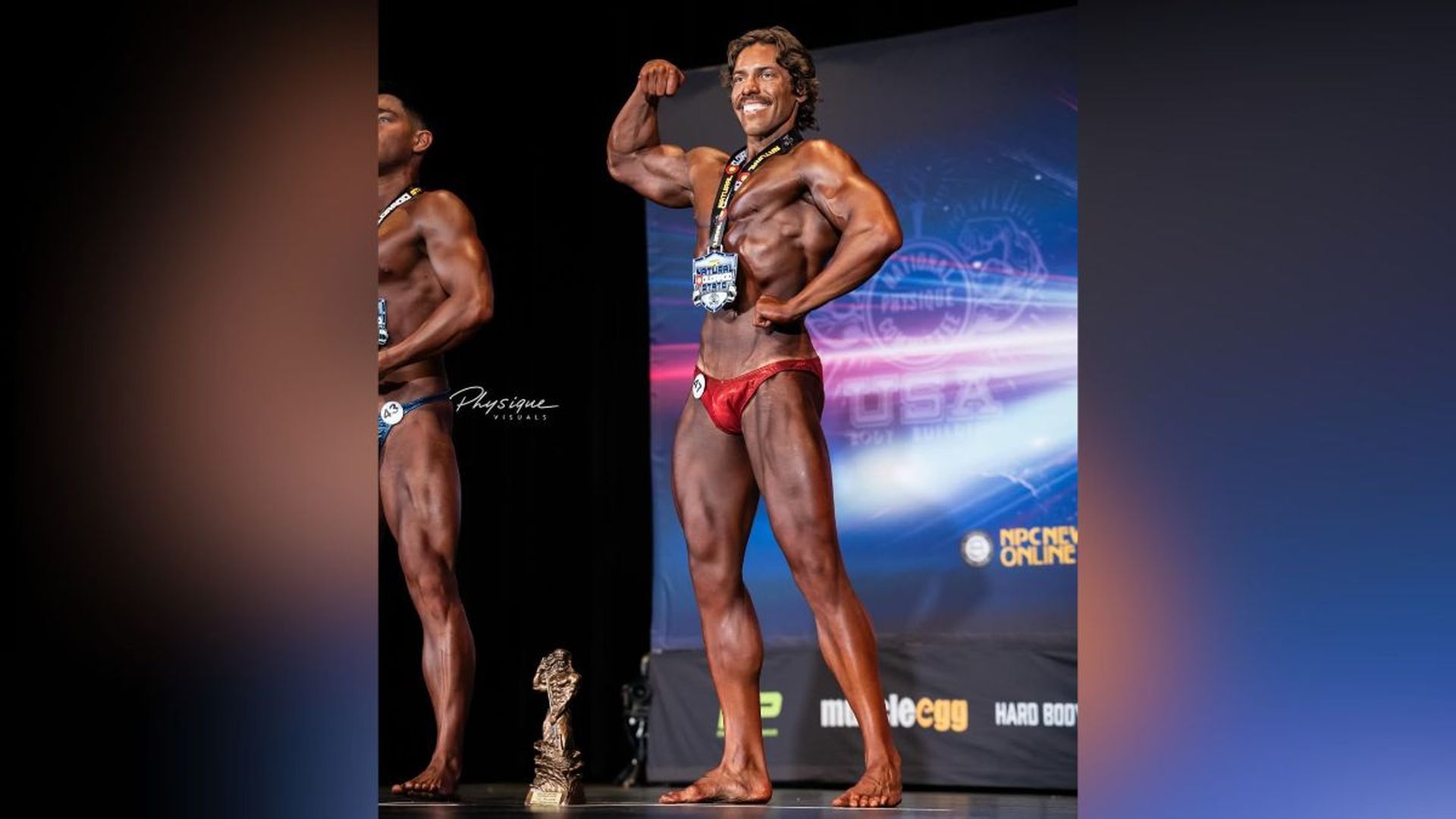 Joseph Baena posa con una de las medallas obtenidas en el campeonato 'NPC Natural Colorado State' que se ha celebrado este 28 de marzo en Denver, EE. UU.