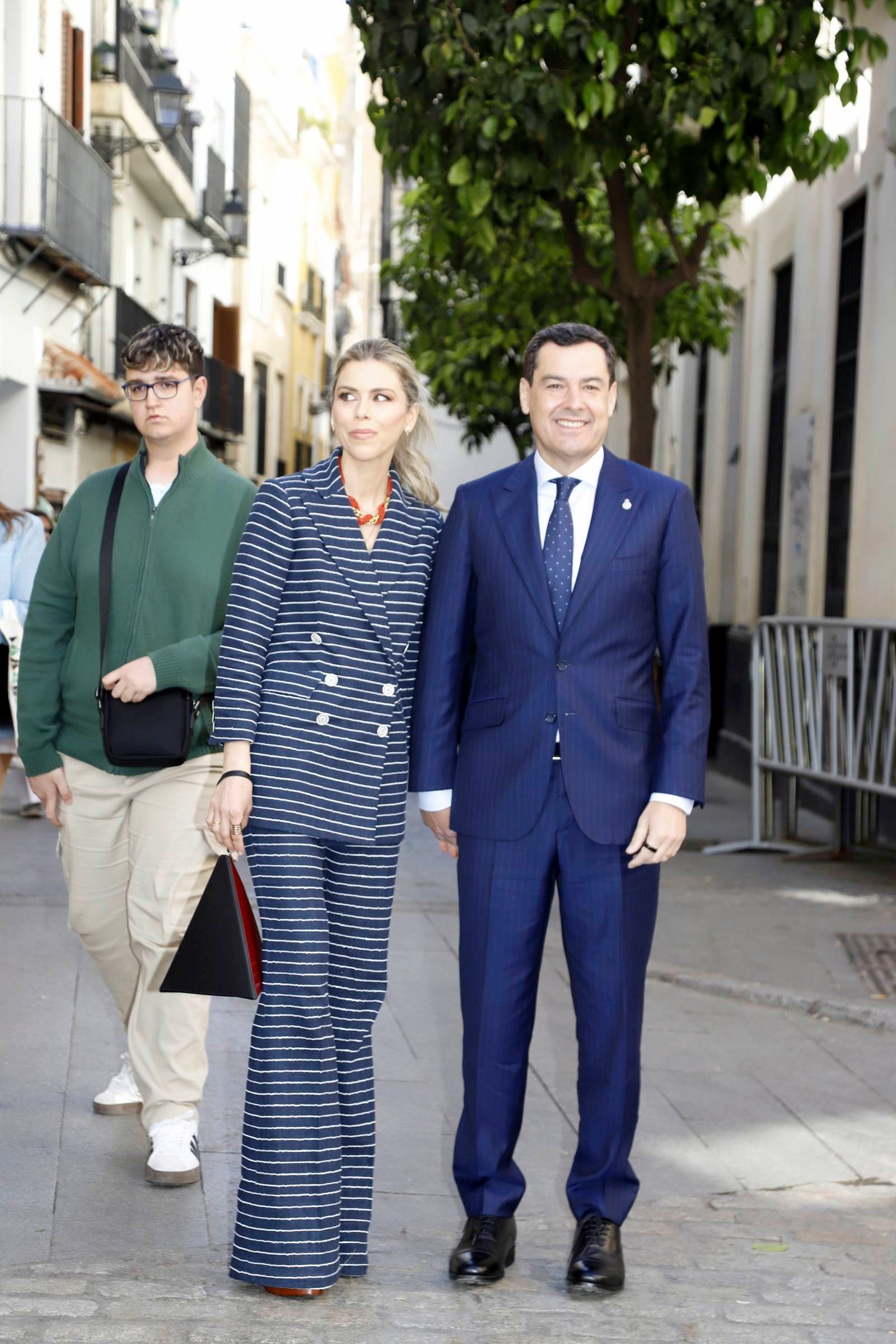 Juanma Moreno, junto a Manuela Villena en el Domingo de Ramos en Sevilla