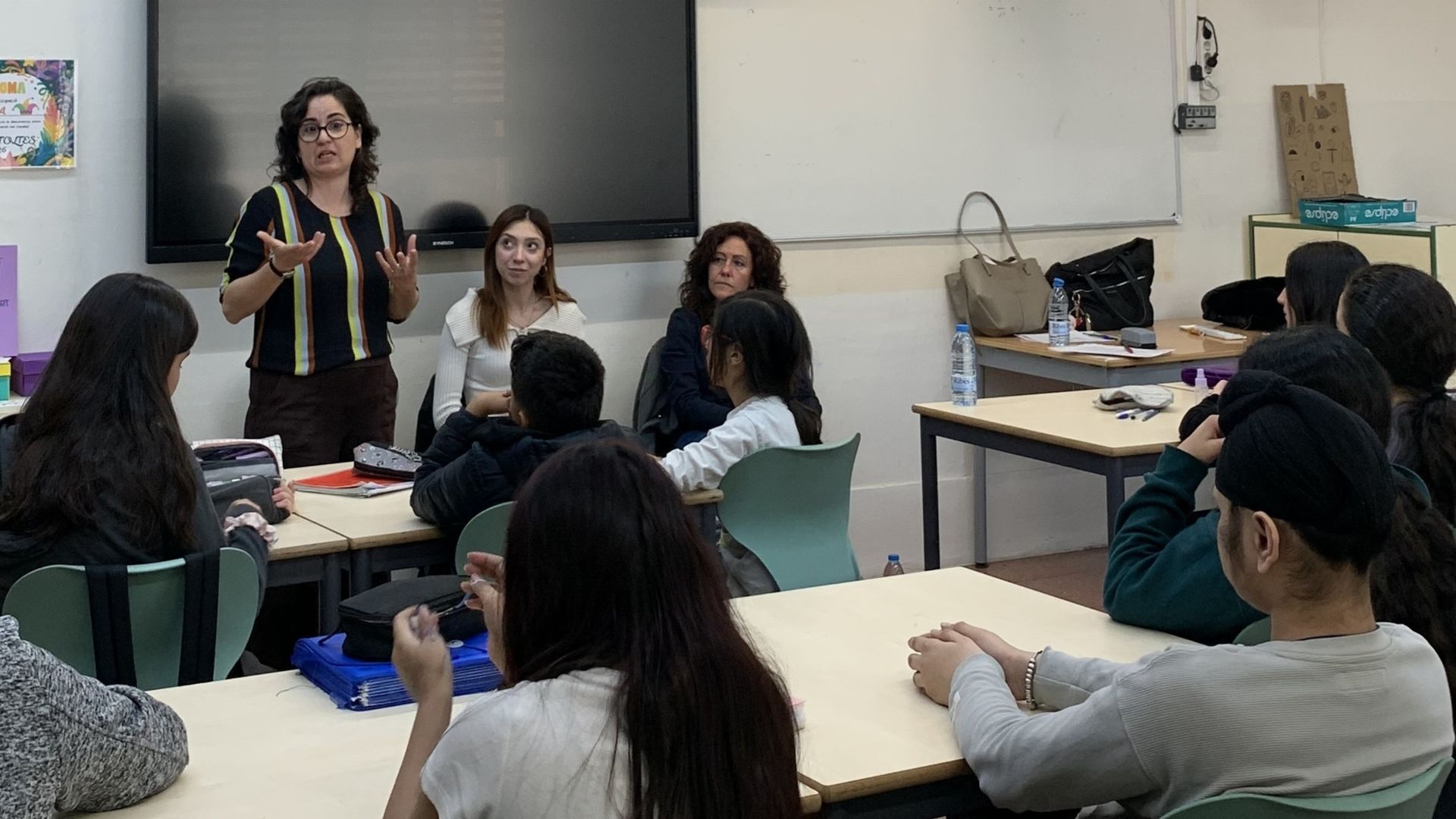 La psicóloga Sílvia García acompaña a tres voluntarios a las escuelas