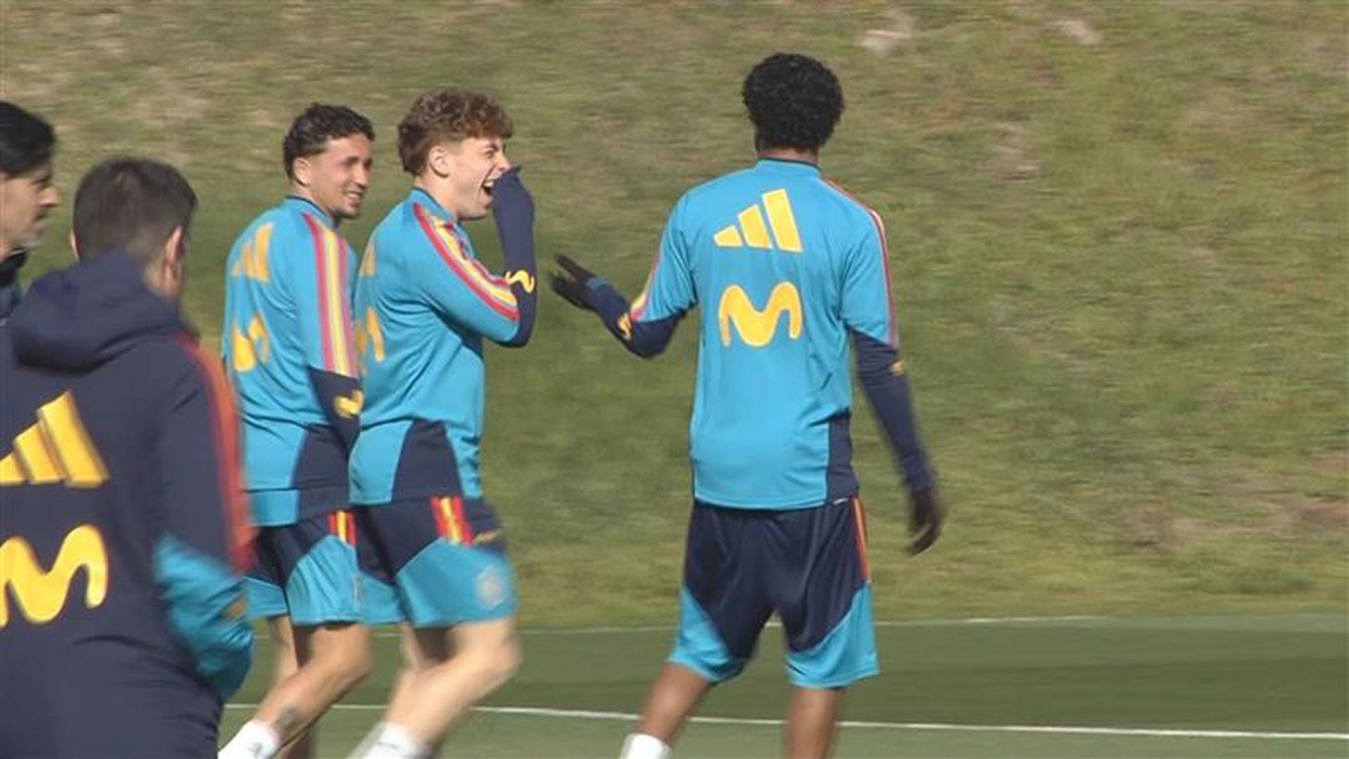 Lamine Yamal y Víctor Muñoz en el entrenamiento