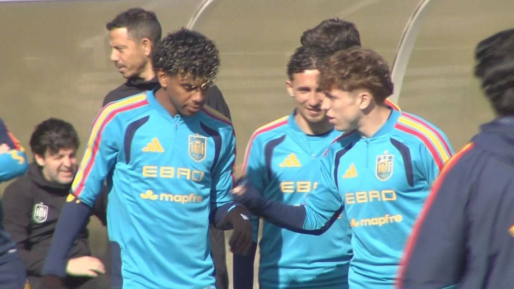 Lamine Yamal y Víctor Muñoz, inseparables en el entrenamiento de la Selección Española