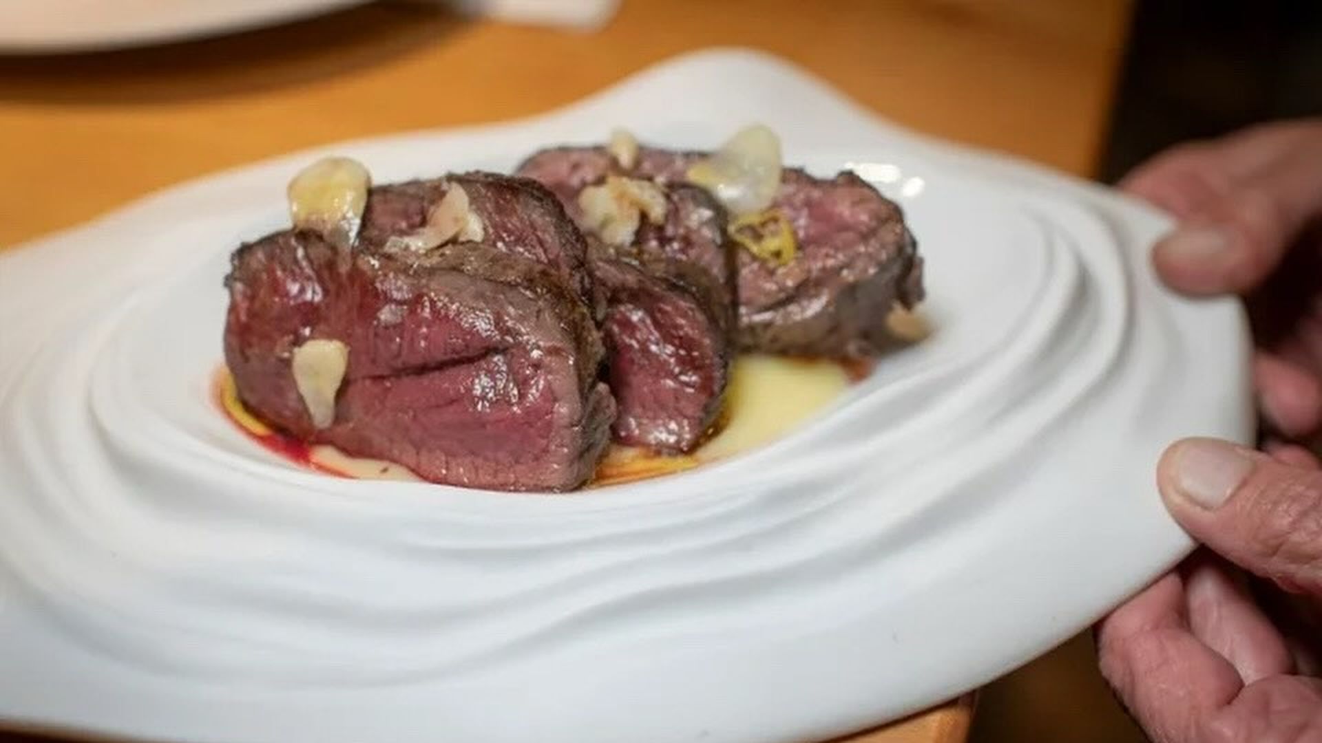 Lomo de ciervo al ajillo Lomo de ciervo al ajillo