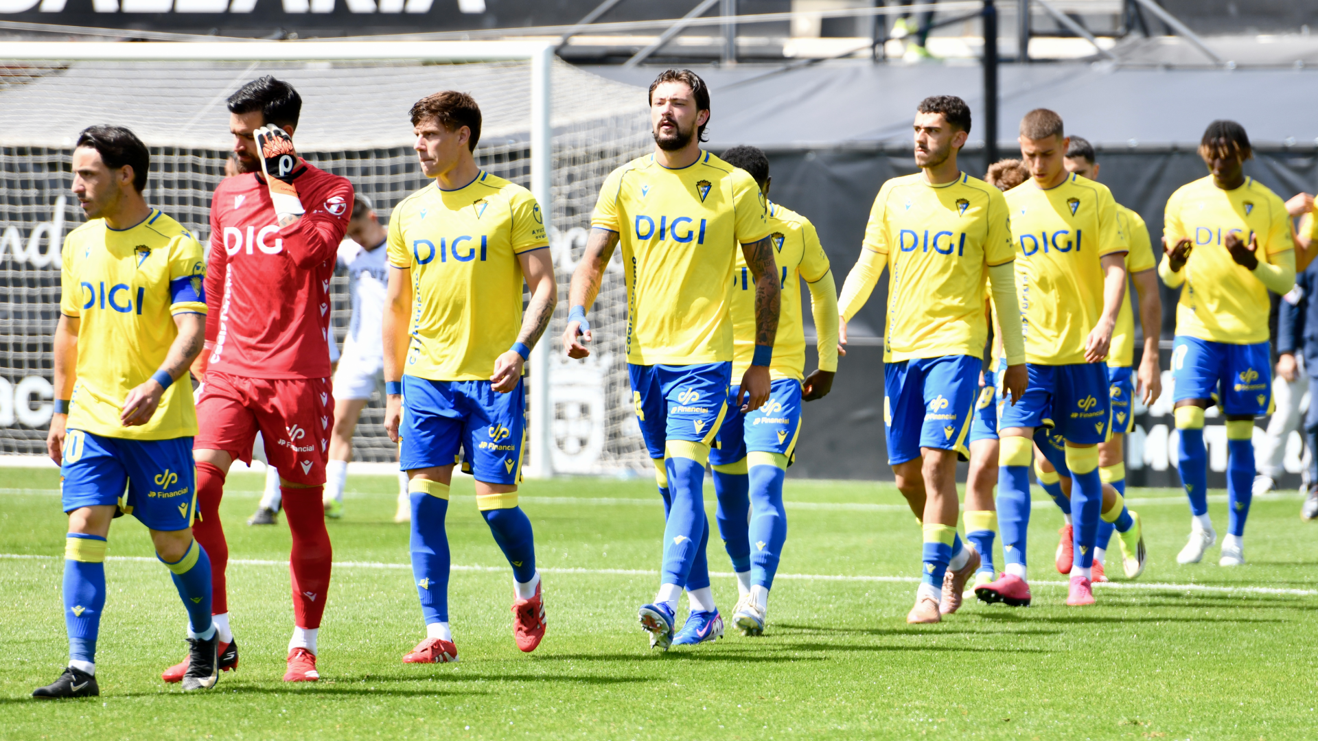 Los jugadores del Cádiz CF, en el partido ante el Ceuta Los jugadores del Cádiz CF, en el partido ante el Ceuta