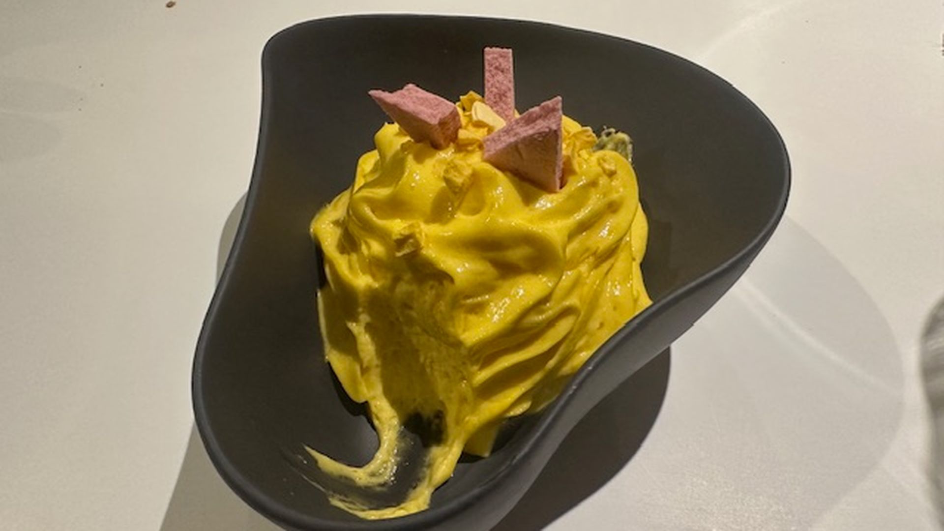 Mousse de mango con helado de jengibre