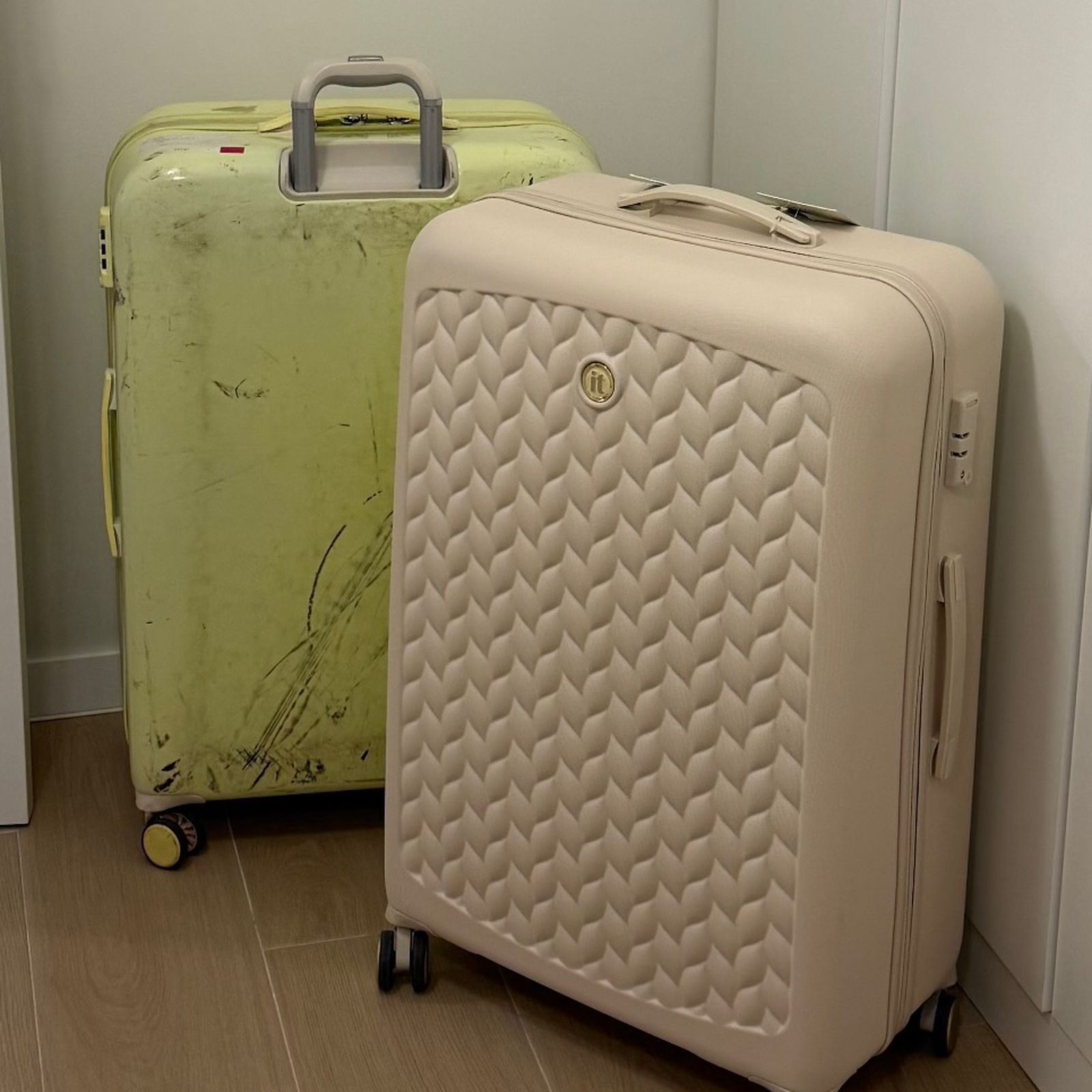 Naomi Asensi enseña su maleta antigua y la nueva