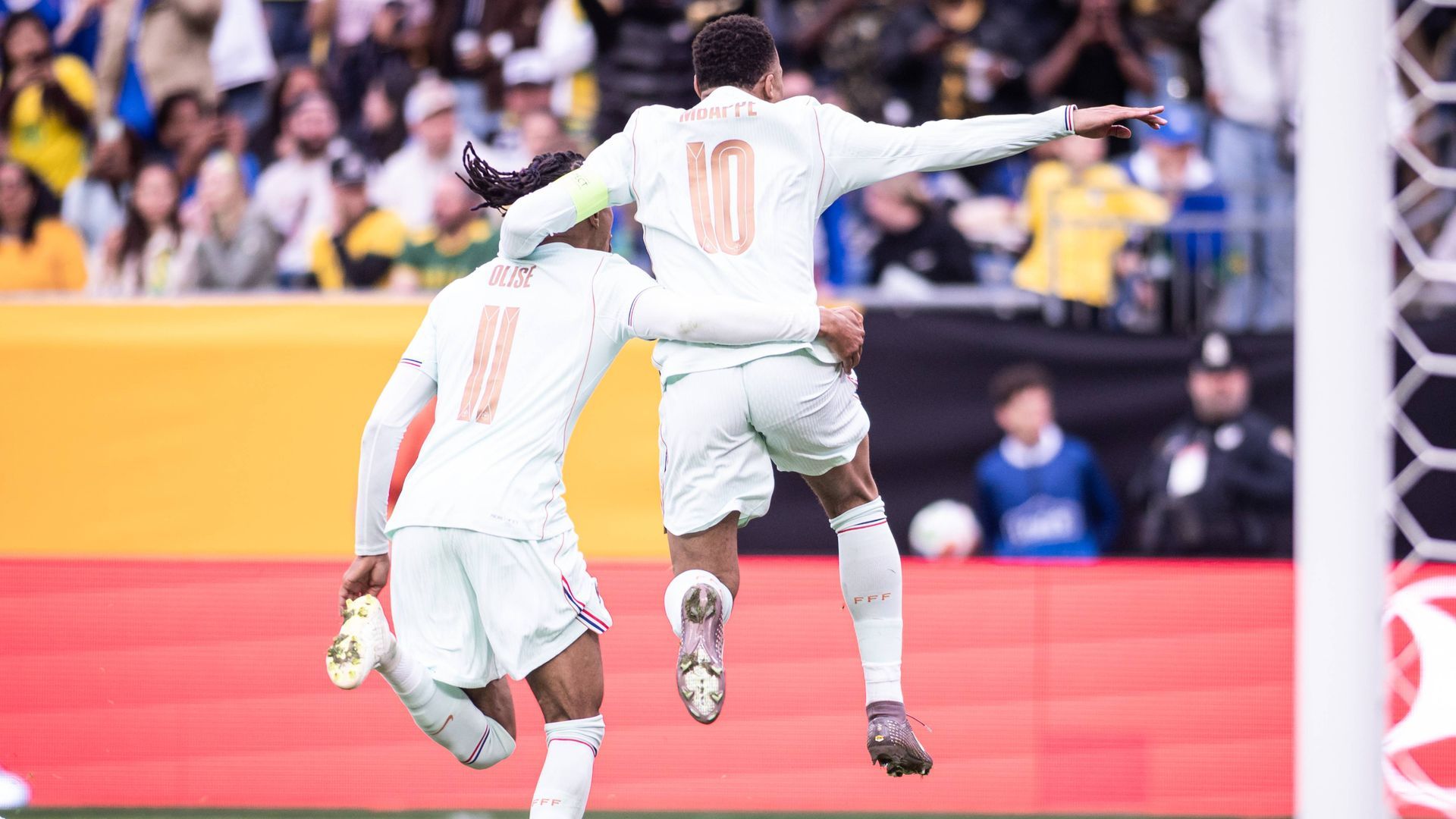 Olise y Mbappé celebrando un gol contra Brasil
