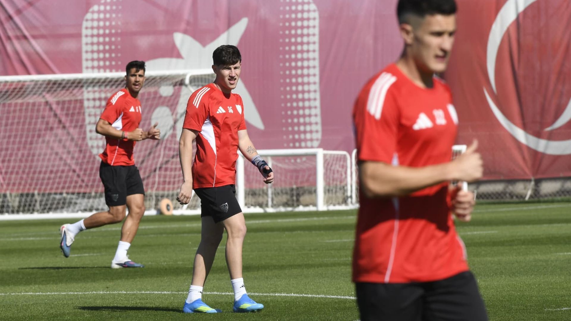 Oso, en el entrenamiento del Sevilla del Viernes de Dolores
