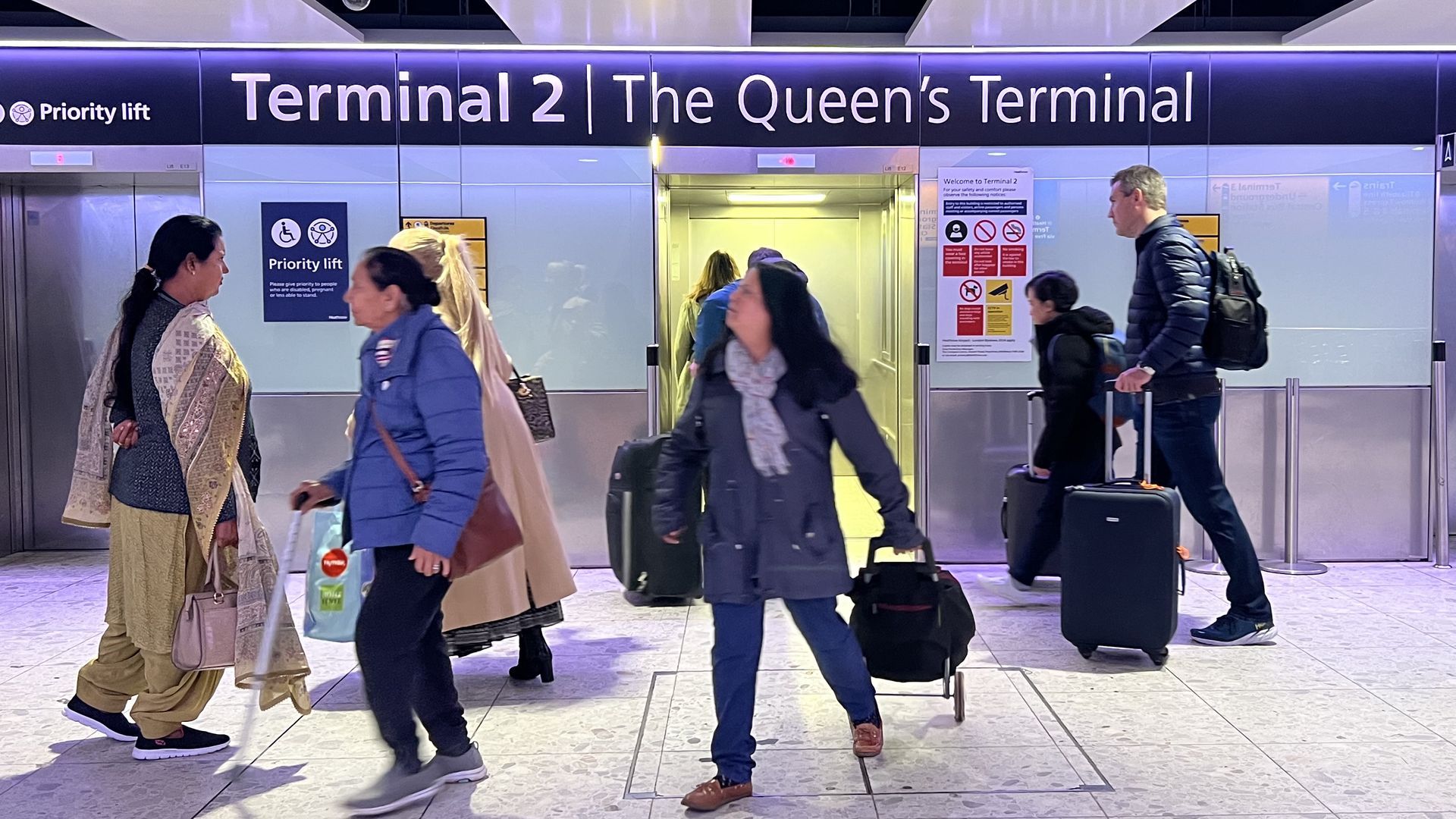 Pasajeros en la terminal 2 del aeropuerto de Heathrow, Londres Pasajeros en la terminal 2 del aeropuerto de Heathrow, Londres