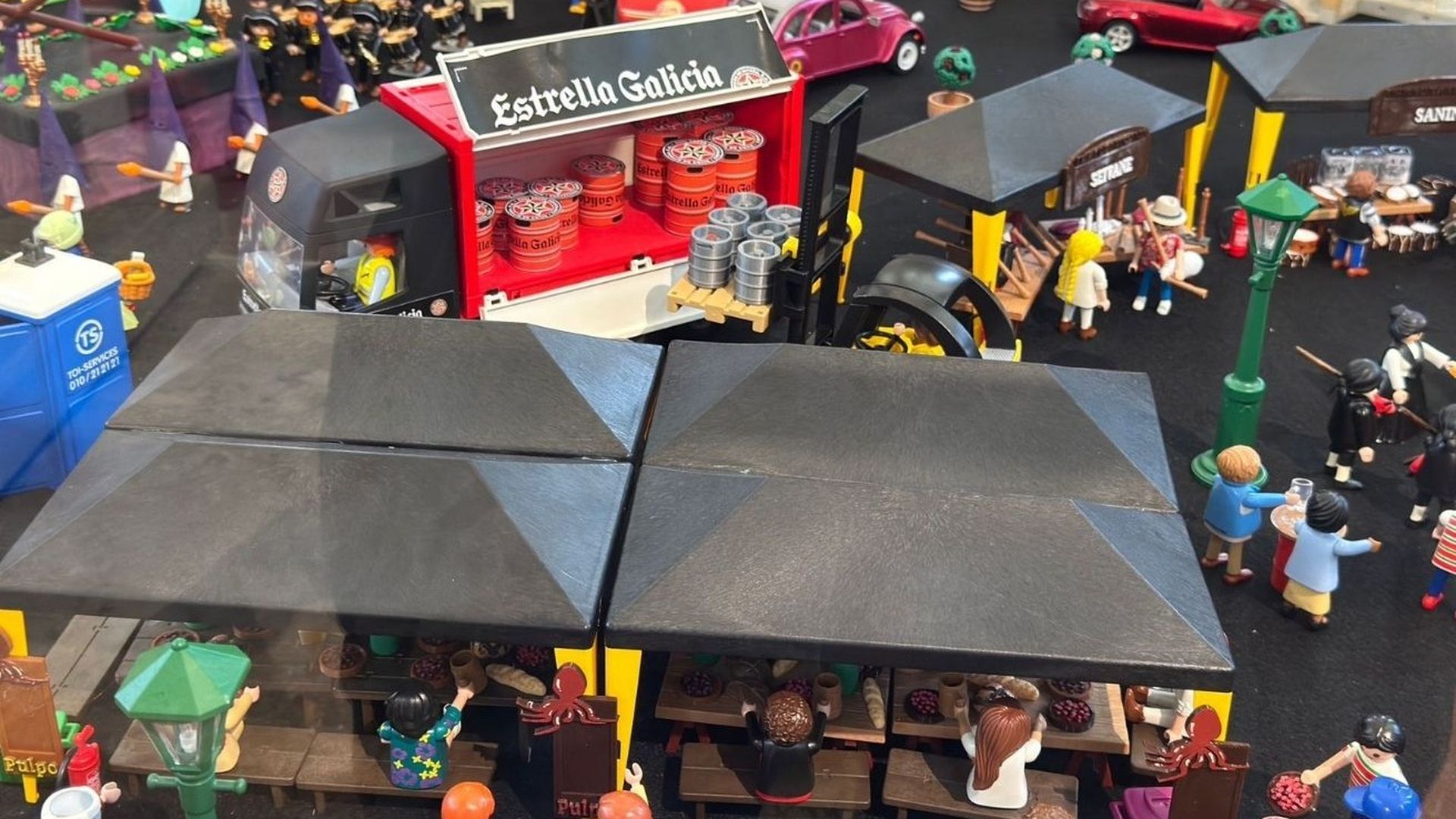 Puestos para comer pulpo y camión de Estrella Galicia en O Carballiño durante Semana Santa