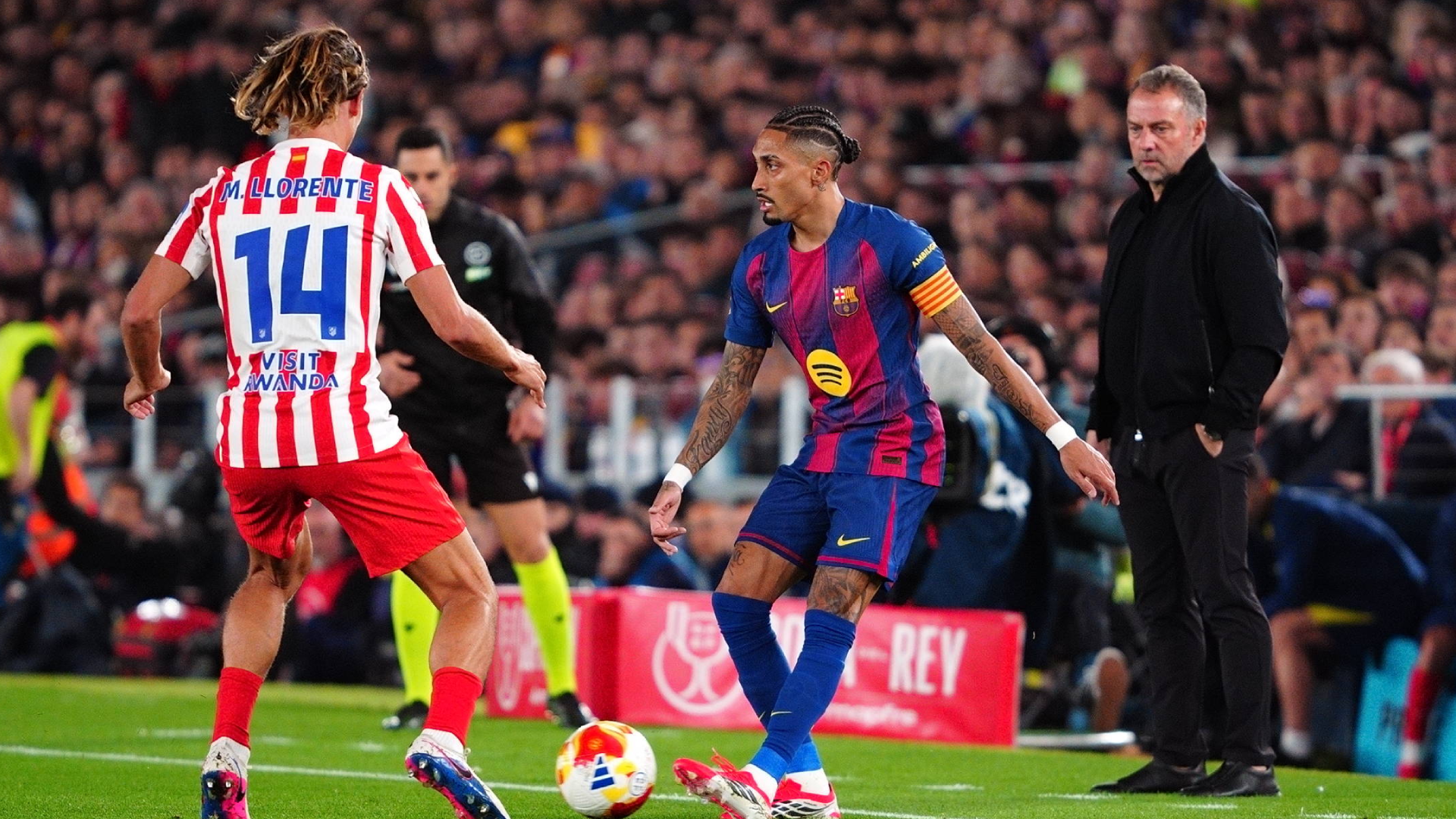 Raphinha, ante Marcos Llorente en el último Barcelona-Atlético