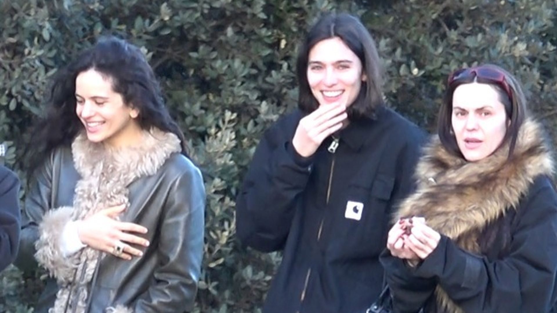 Rosalía y Loli Bahía paseanod por Madrid