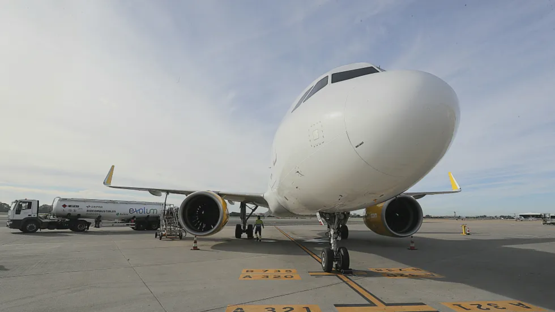 Un camión de biocombustible carga un avión en el Aeropuerto de Sevilla