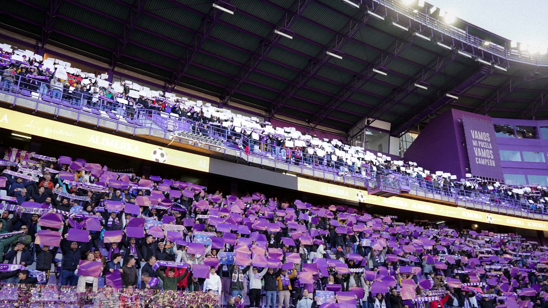 Afición del Real Valladolid ante el Burgos.