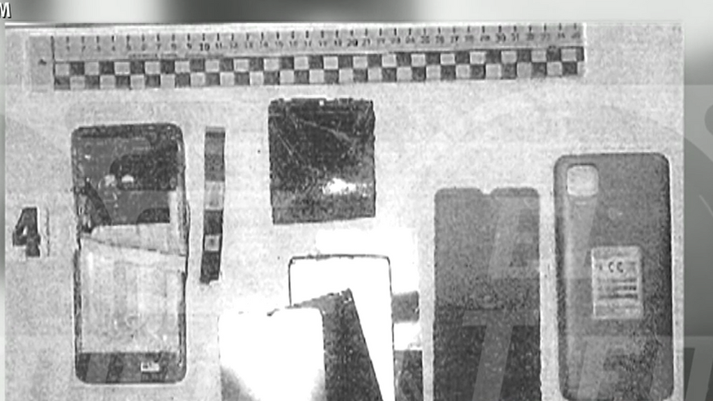 Exclusiva | La fotografía de los teléfonos móviles que Juli tiró para ocultar pruebas