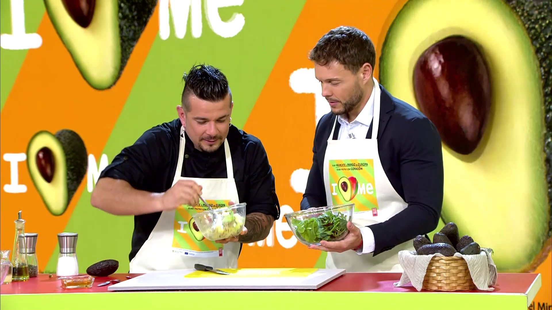 Carlos Maldonado y Jano Mecha preparan ensalada de aguacate