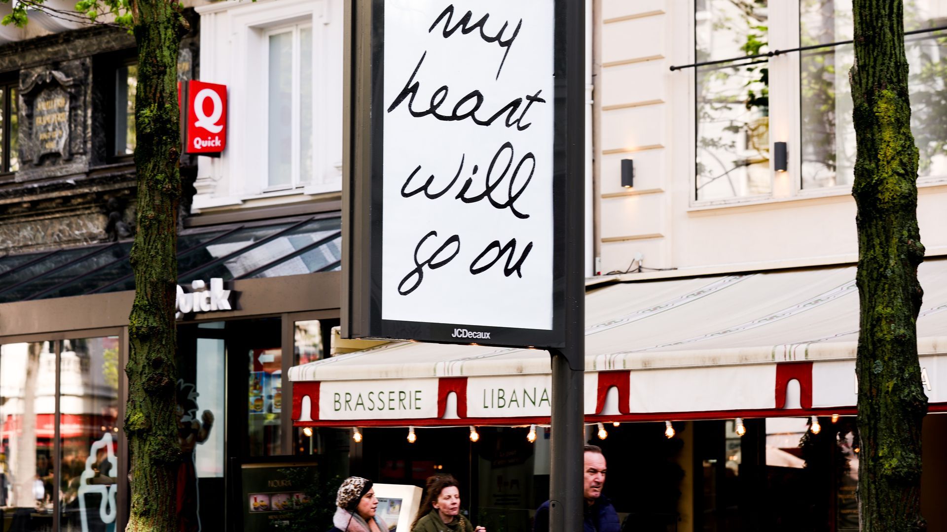 Cartel en París con canción de Céline Dion