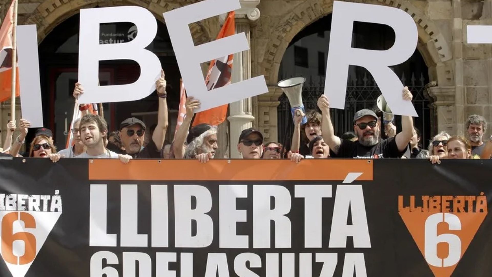 Concentración para pedir la libertad de "Las seis de la Suiza". EFE/