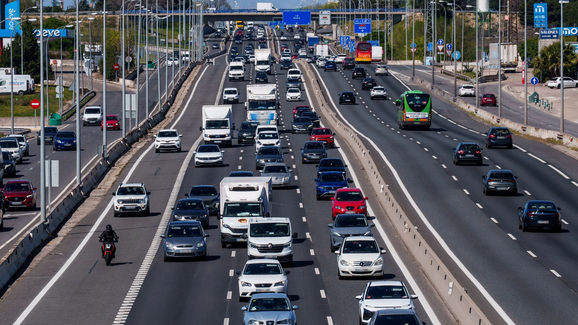 Decenas de vehículos durante la operación salida de Semana Santa Decenas de vehículos durante la operación salida de Semana Santa