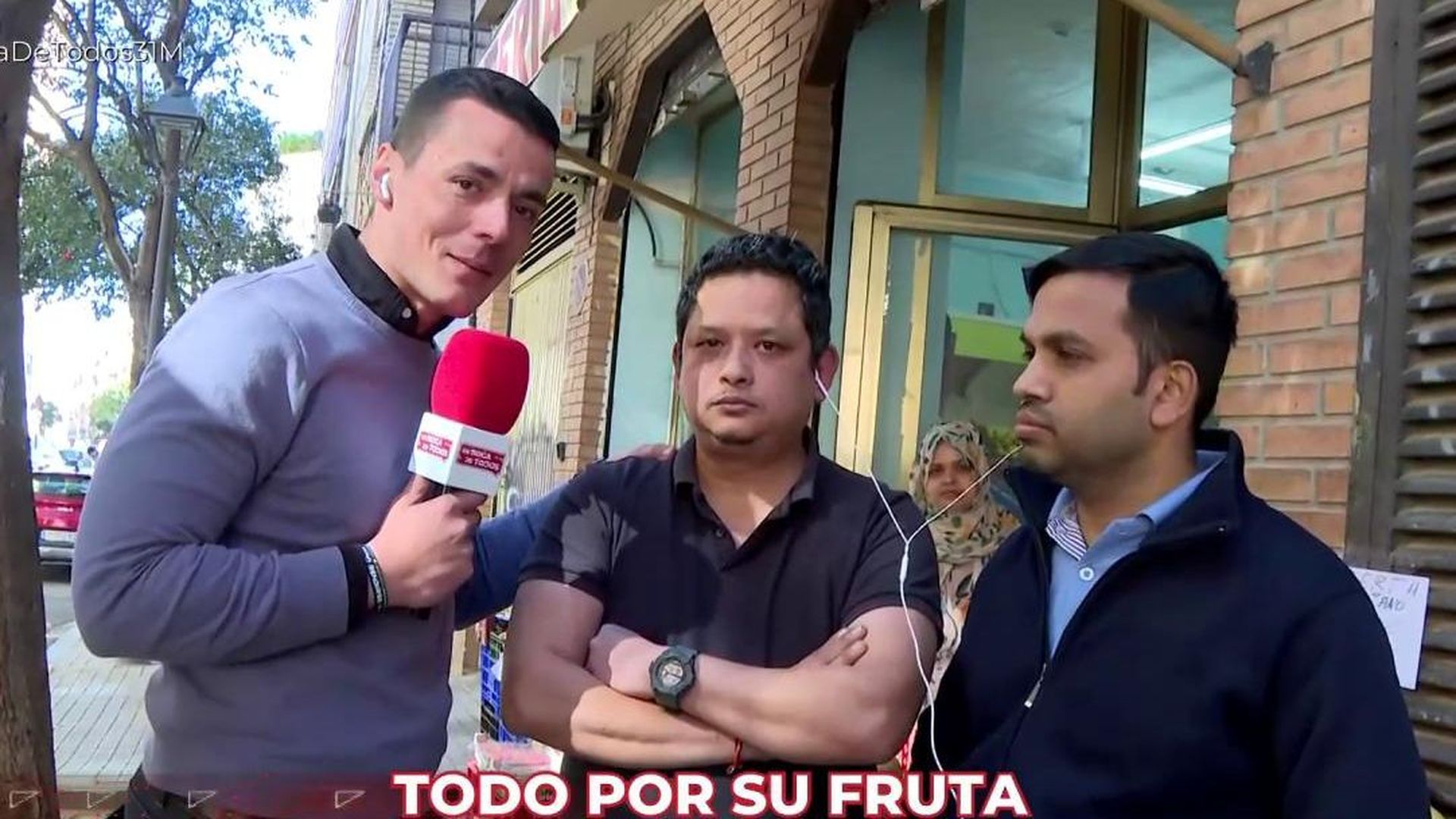 Detienen a un frutero por defender su negocio de un robo con un cuchillo de grandes dimensiones