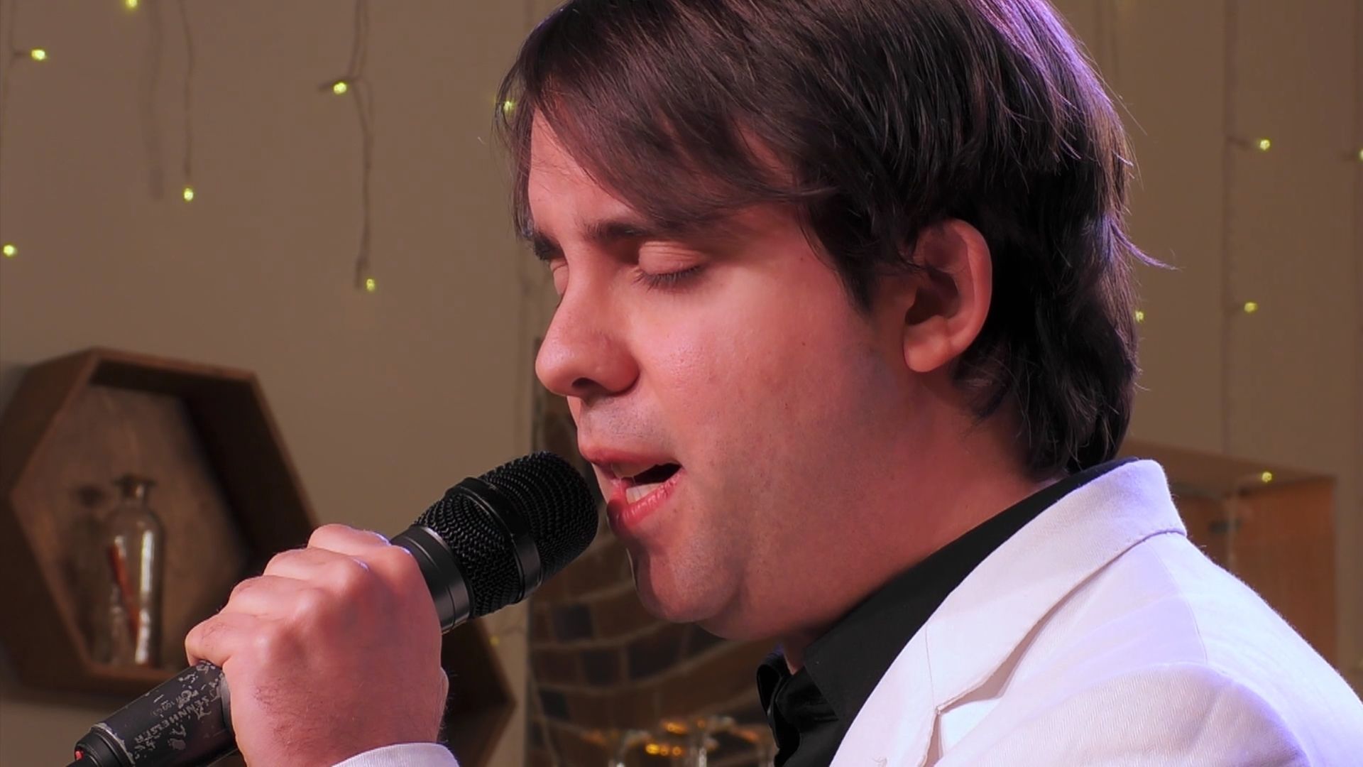 Johann Sebastian Salvatori, un artista con autismo, deja "sin palabras" a los solteros de 'First Dates' con una canción que significa "el amor eterno a la diversidad"