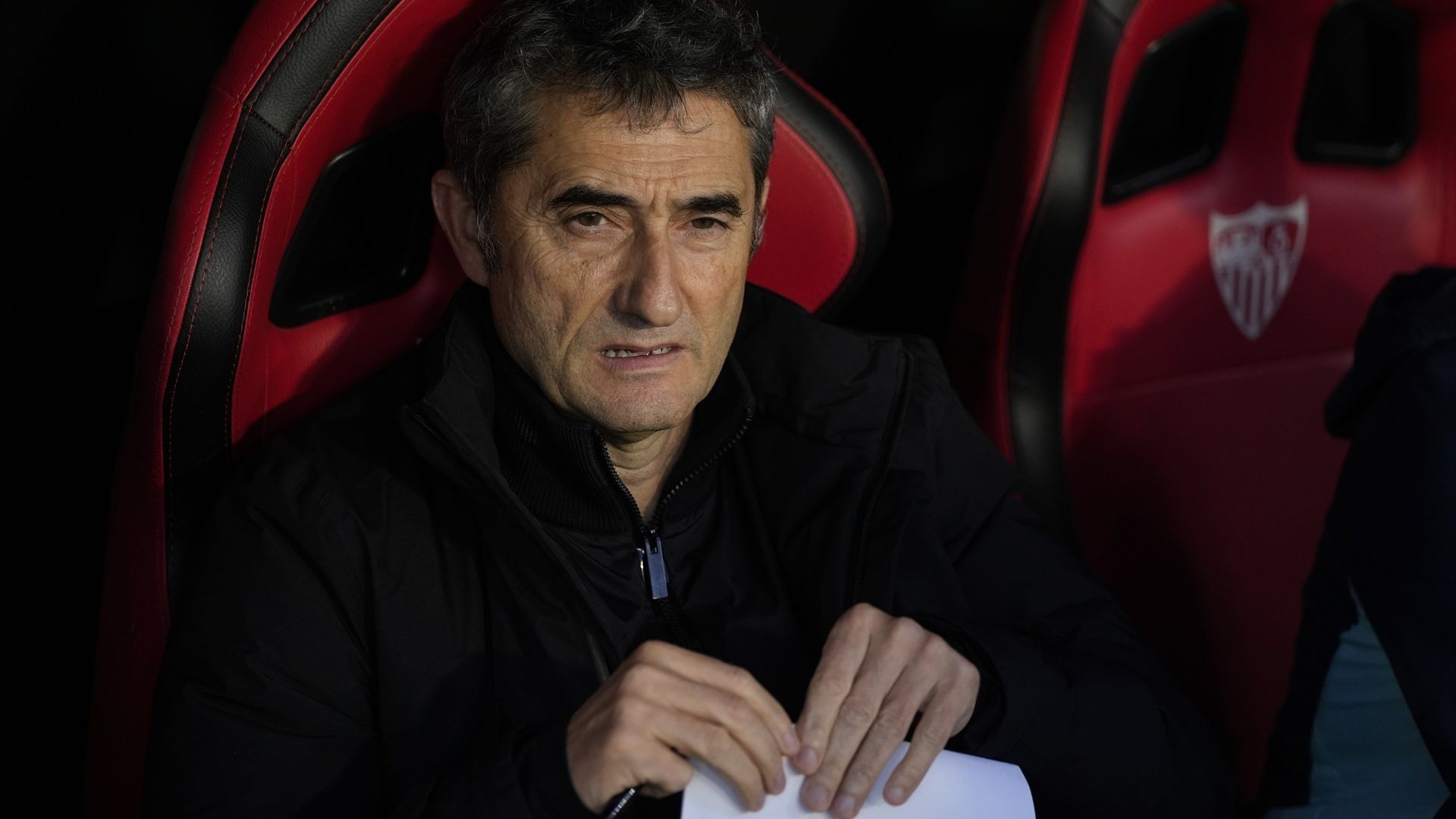Ernesto Valverde, sentado en el banquillo del Athletic Club
