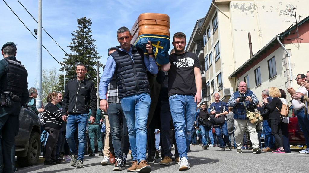 Emotiva despedida a los cuatros mineros fallecidos en Asturias: los féretros, a hombros de familiares y amigos