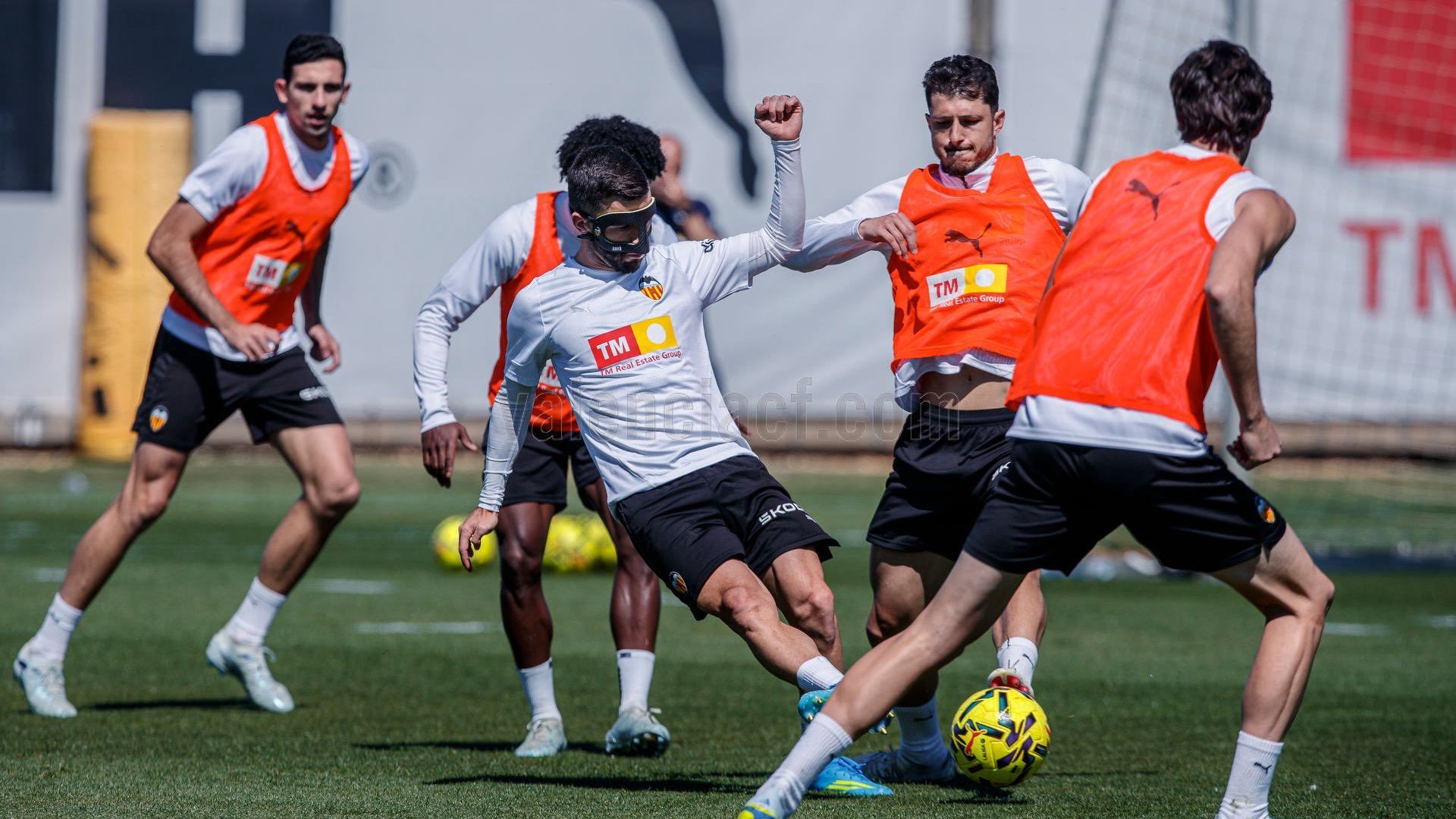 Gayà entrenándose con máscara