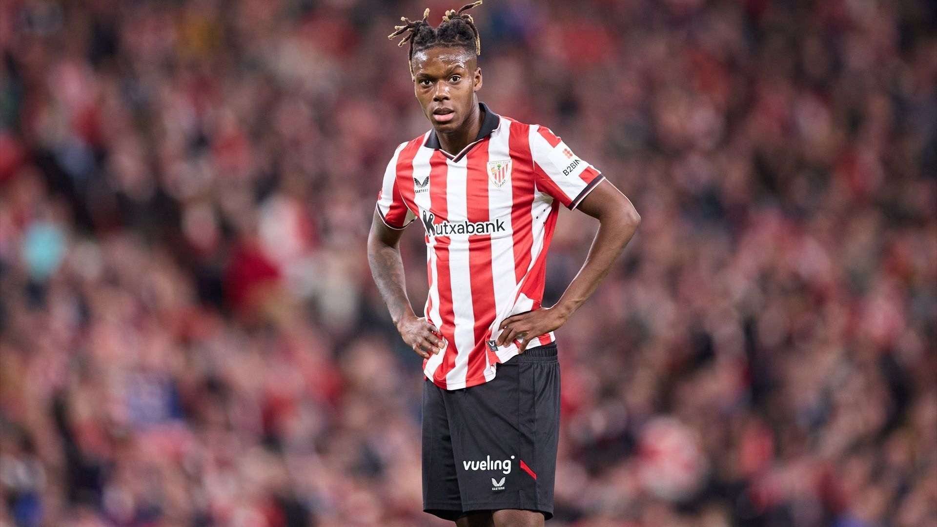 Gesto expectante de Nico Williams en un partido del Athletic Club en San Mamés