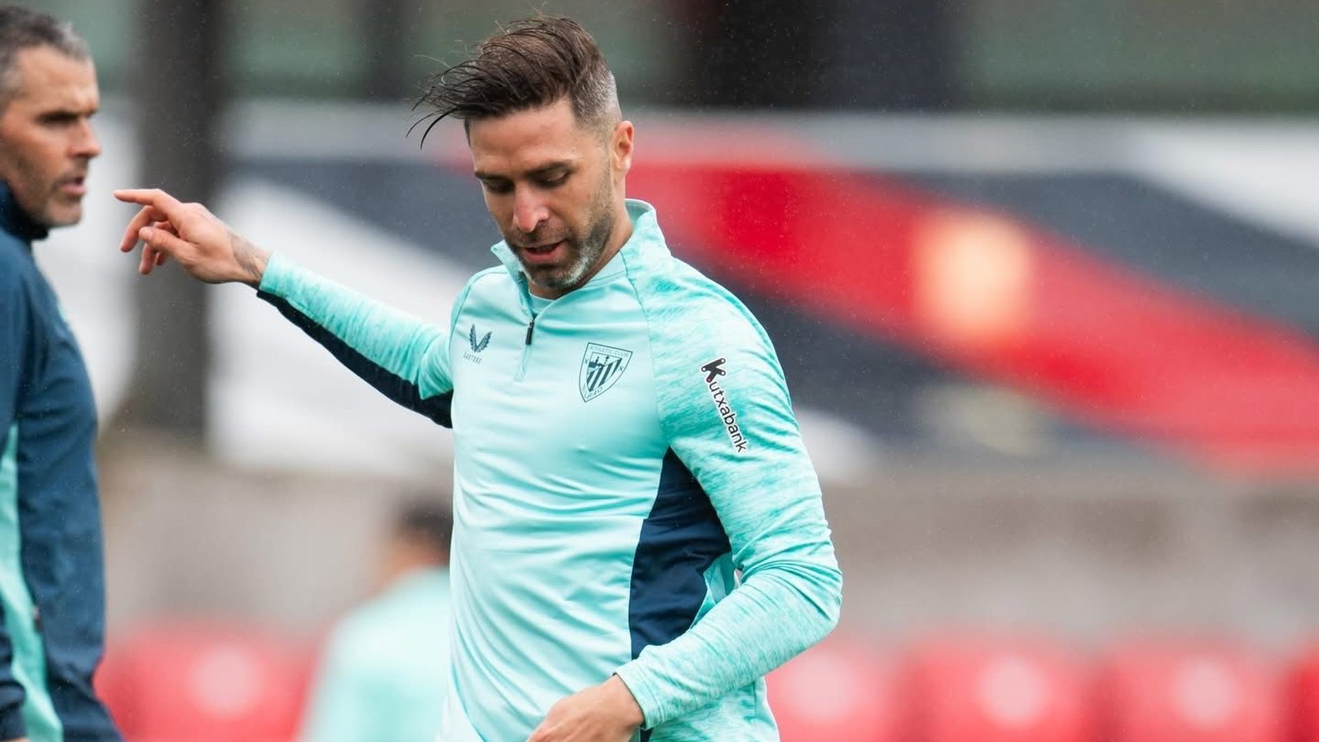 Golpeo del central Yeary Álvarez en un entrenamiento en Lezama