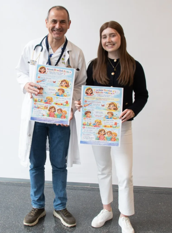 Helena junto a uno de los oncólogos que le ha ayudado a realizar la guía