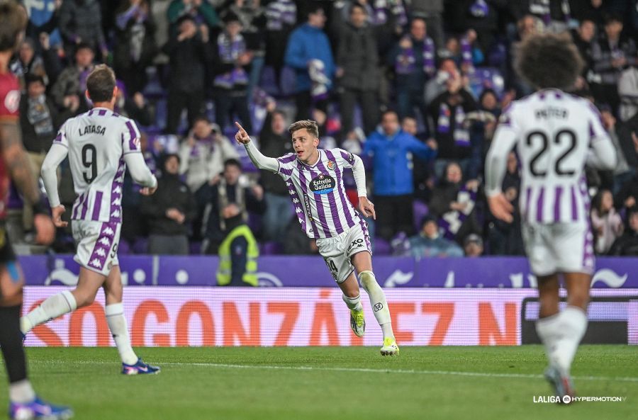 Iván Alejo celebra su gol ante el Cádiz.