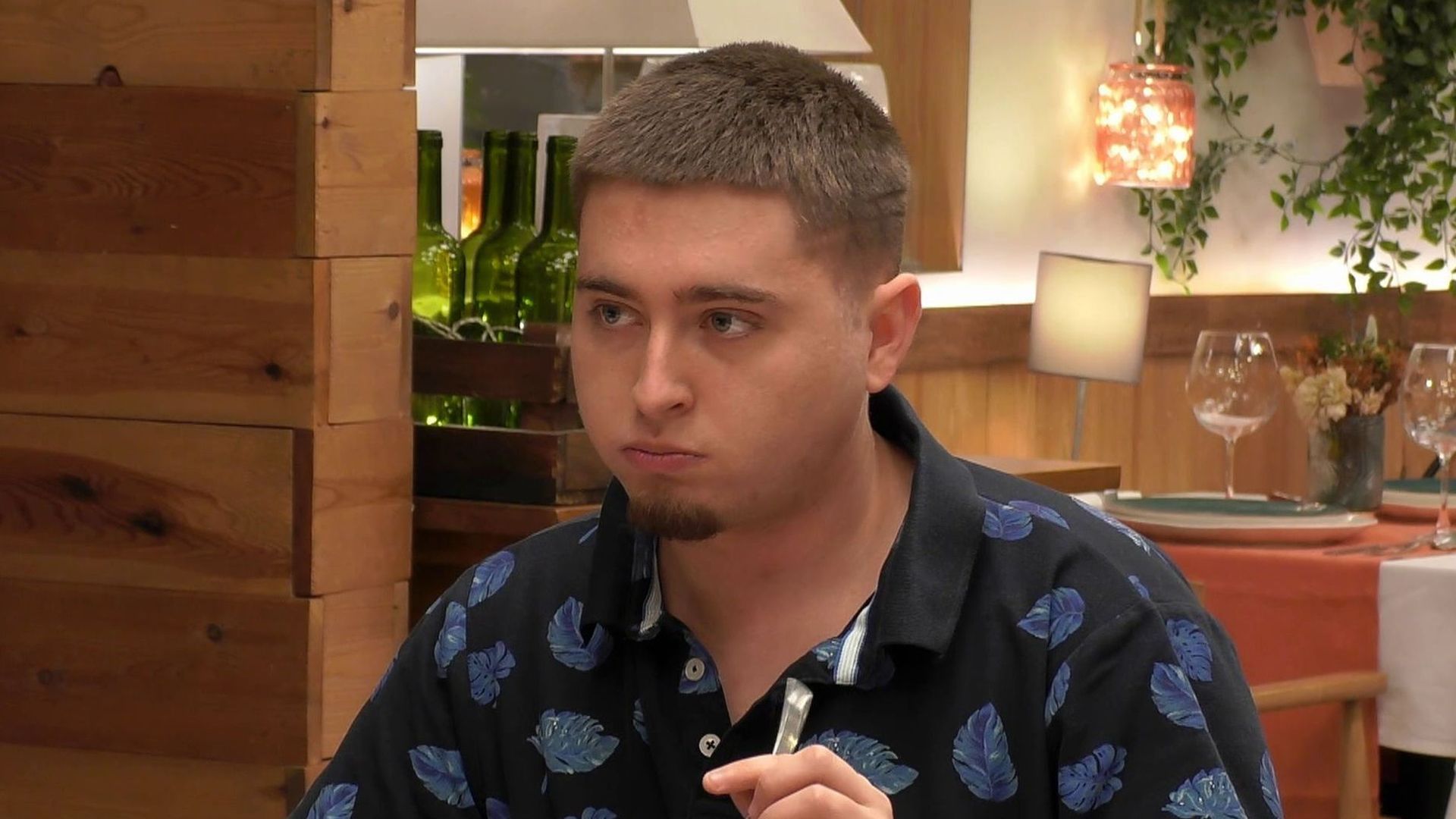 Izan le cuenta en First Dates a Charlotte que tiene autismo y ella reacciona: “Es un chico normal, como cualquier otro”