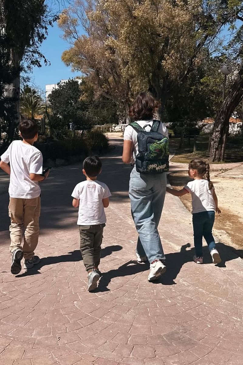 Jessica Bueno, con sus dos hijos pequeños, Jota y Alejandro, y su sobrina, en Sevilla
