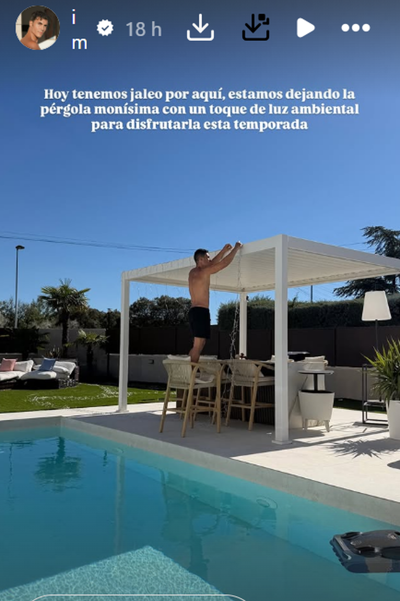 Kiko JIménez ha puesto luces a la pérgola del jardín de la casa de Sofía Suescun