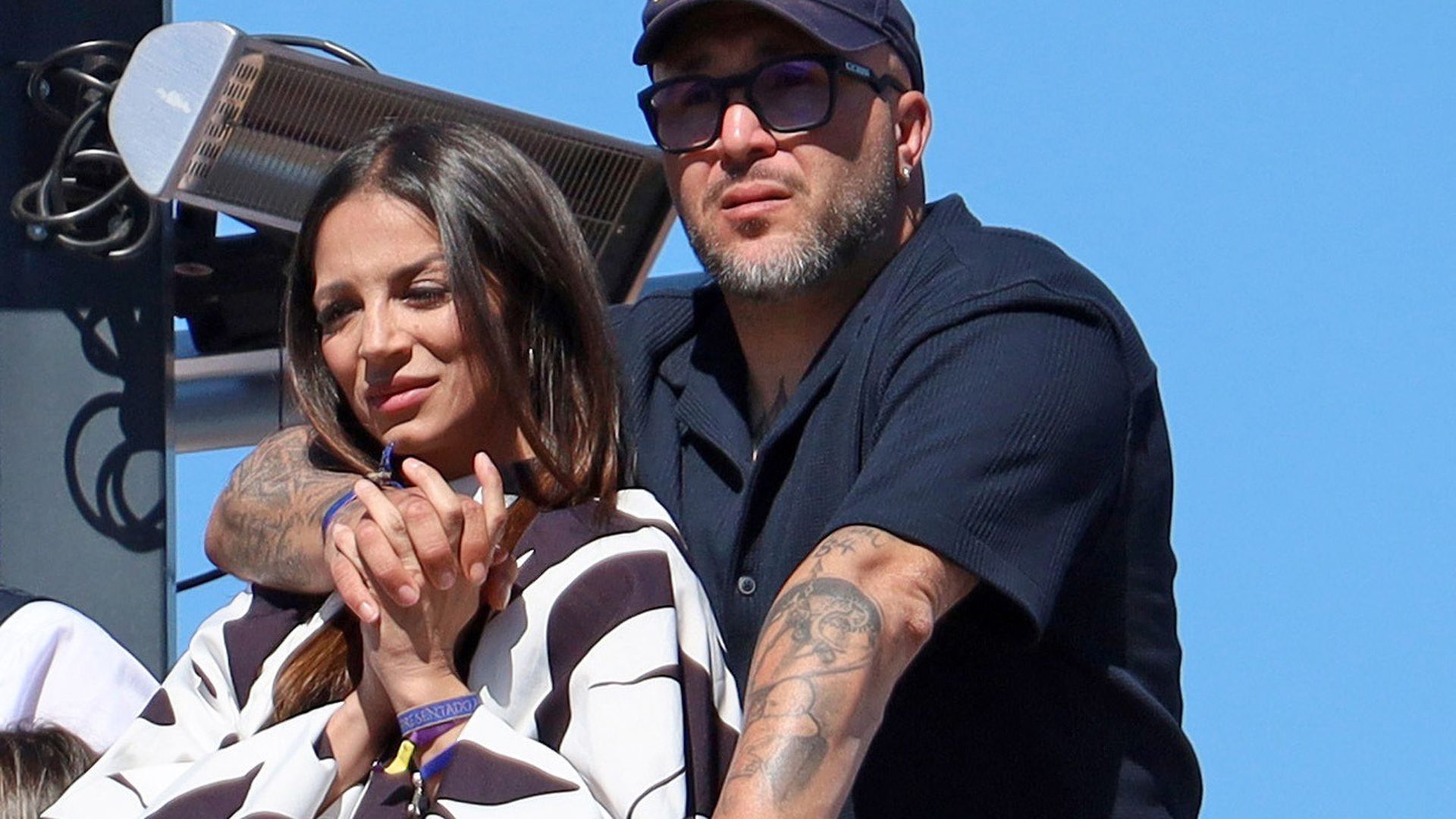Kiko Rivera y Lola García en un balcón para ver las procesiones de Semana Santa de Sevilla