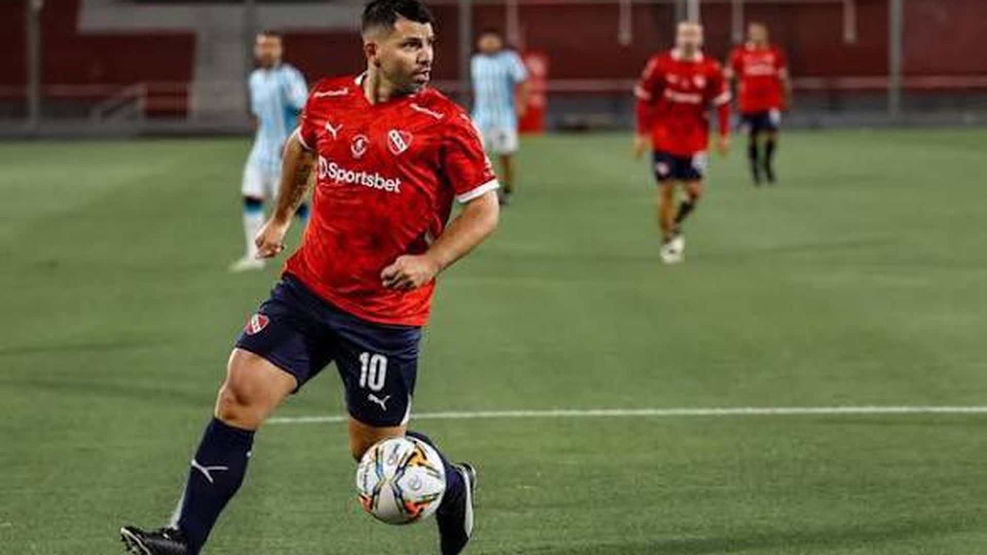 Kun Agüero jugando con el senior de Independiente