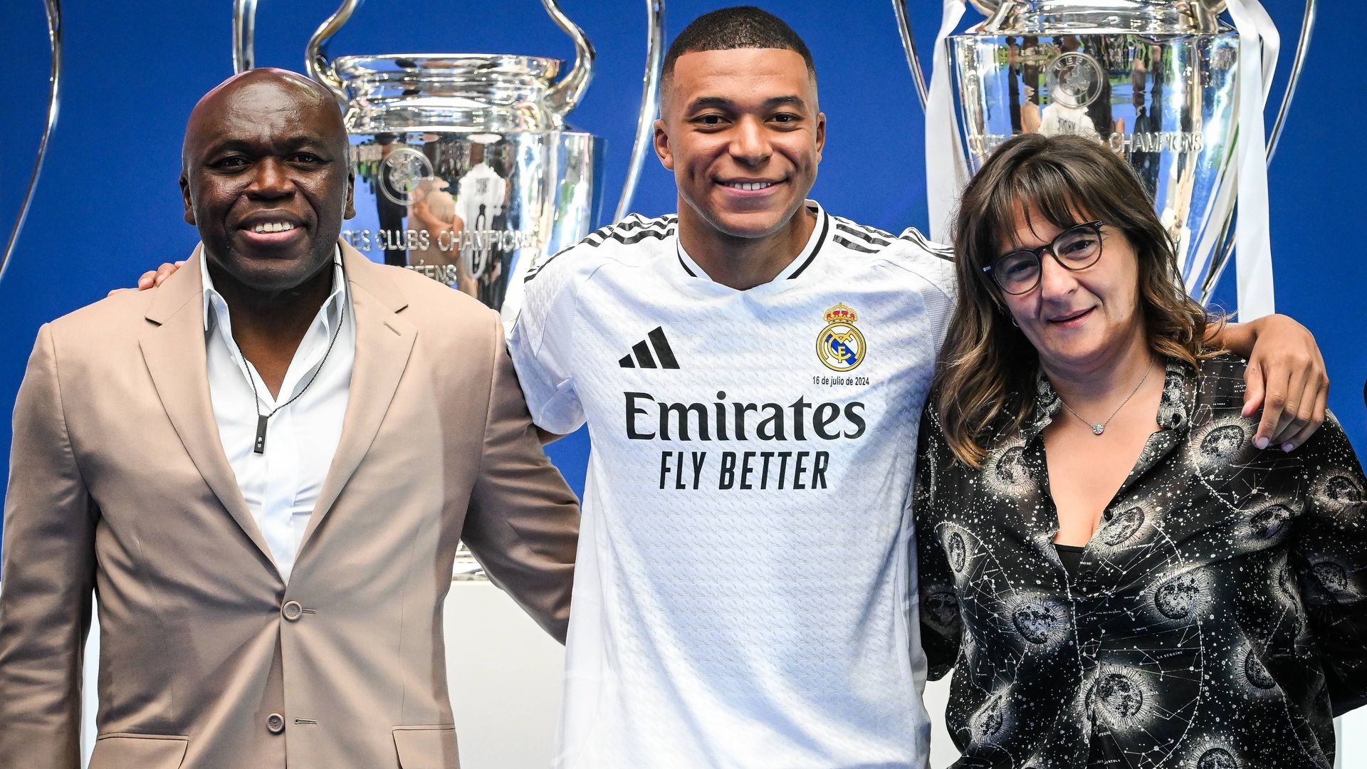 Kylian Mbappé junto a sus padres en su presentación