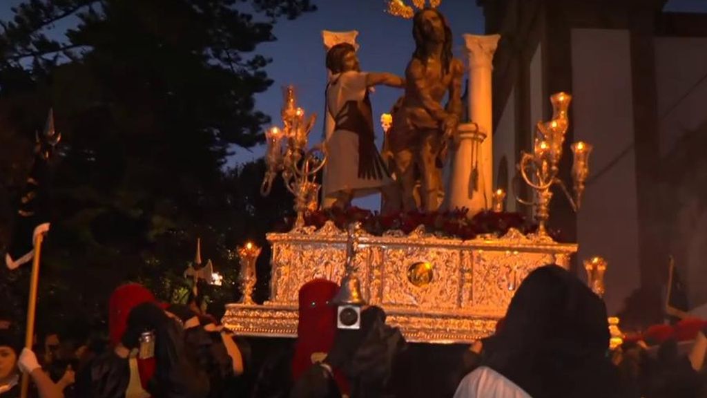 La historia de la Cofradía de Dolores de Ferrol: incluyeron a las primeras mujeres para levantar el trono en 1987