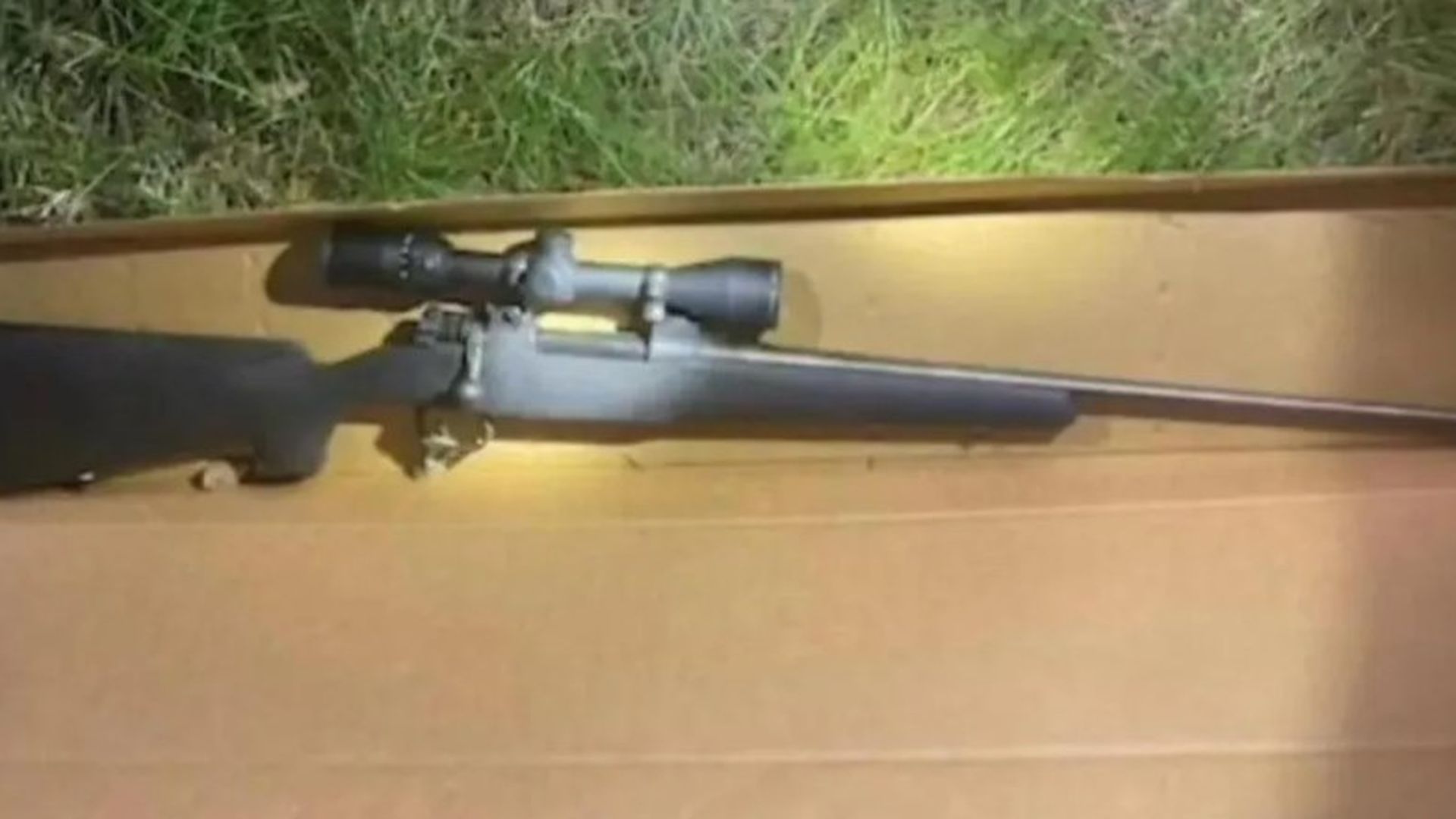 La imagen del rifle con el que presuntamente asesinaron a Charlie Kirk