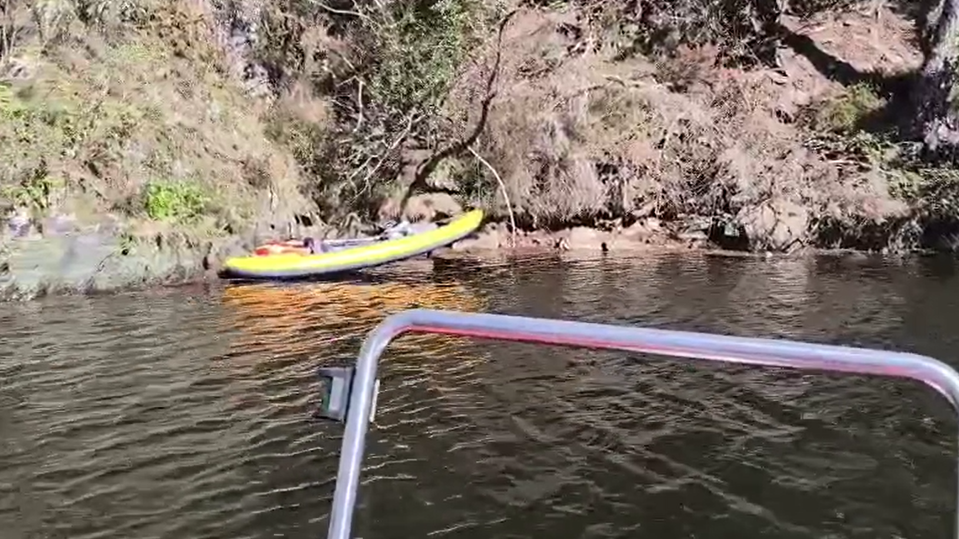 Localizan el kayak del joven desaparecido en el río Miño que volcó mientras viajaba con su primo cerca del embalse de Os Peares, Lugo