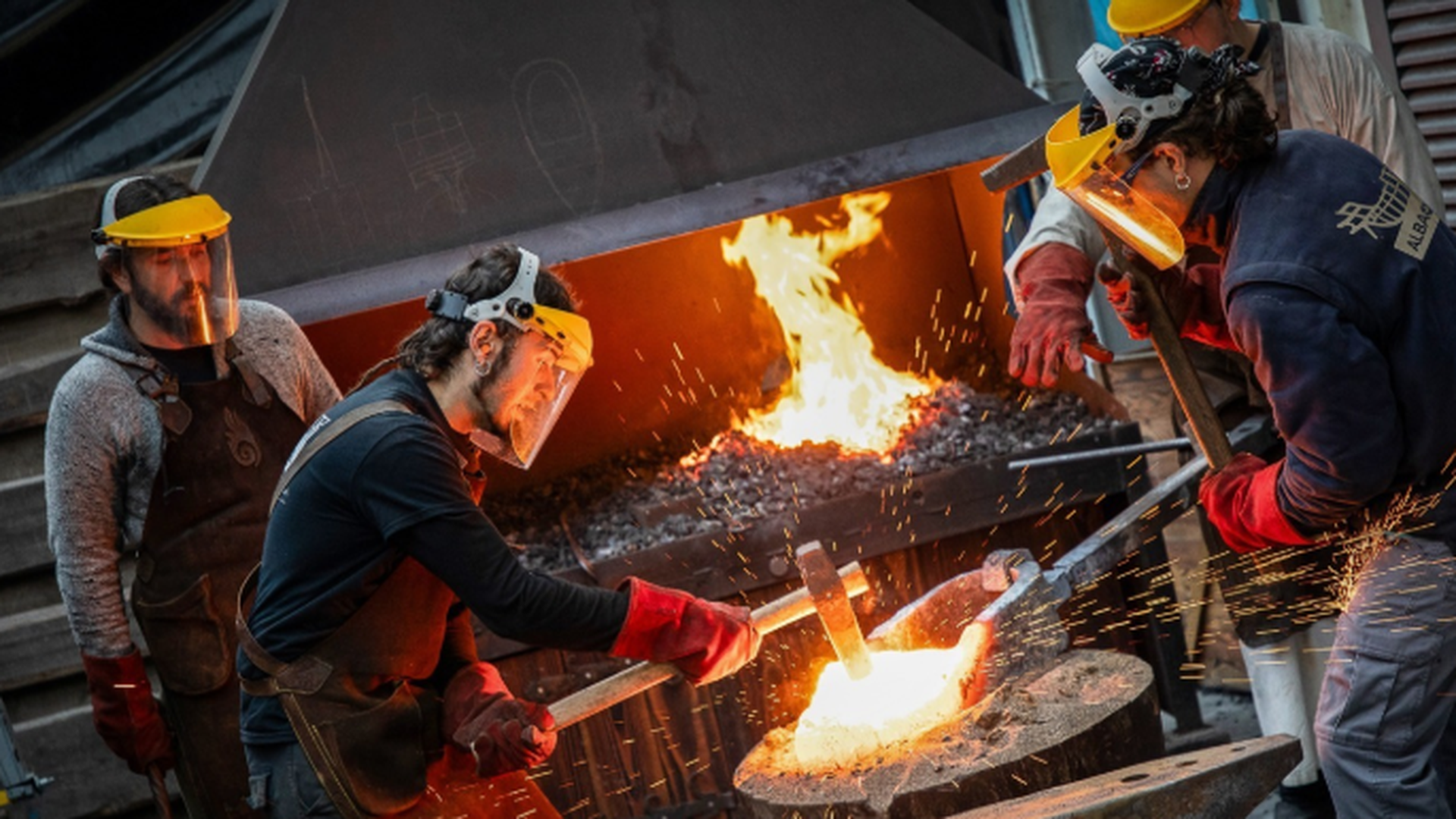Los herreros de Albaola cuentan con una forja de grandes dimensiones con maquinaria y técnicas del siglo XVI para replicar las anclas Los herreros de Albaola cuentan con una forja de grandes dimensiones con maquinaria y técnicas del siglo XVI para replicar las anclas