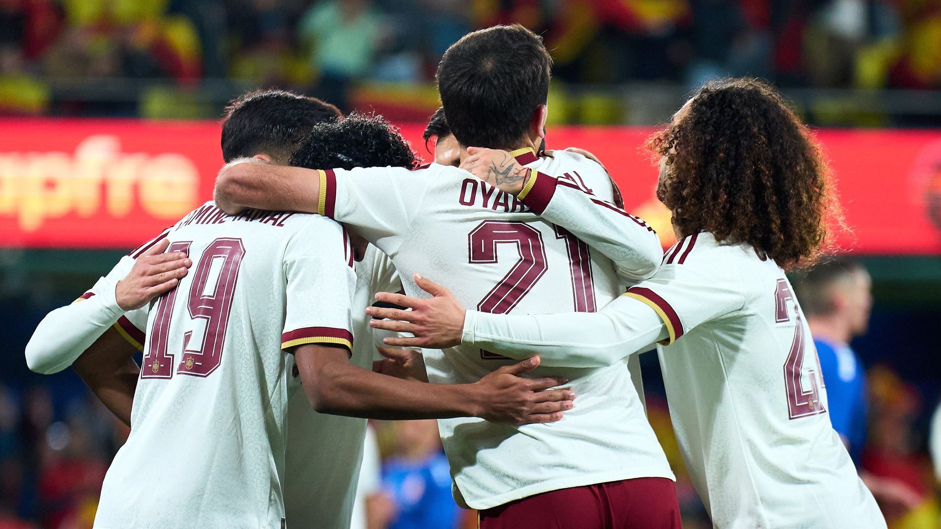 Los jugadores de España celebran un gol ante Serbia.