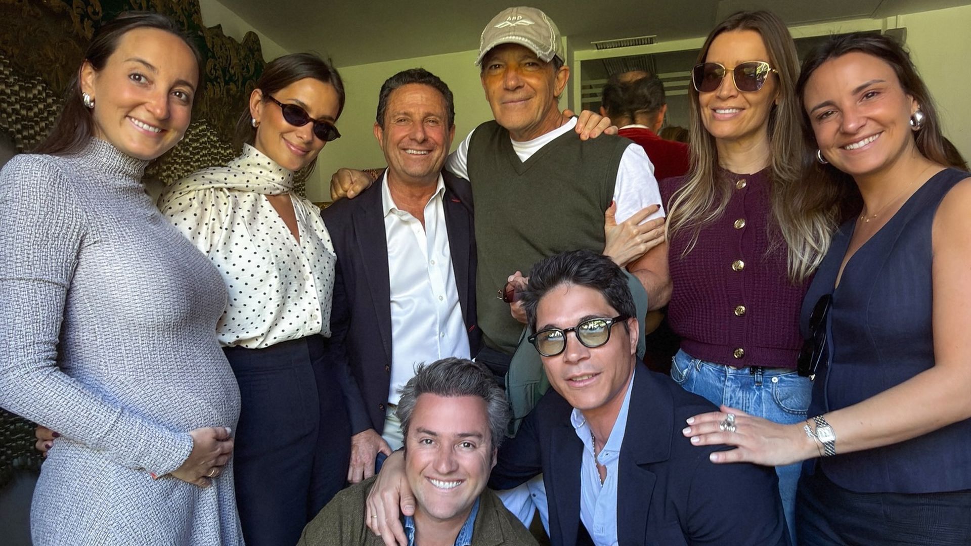 María Pombo y sus hermanas, con Antonio Banderas y su mujer