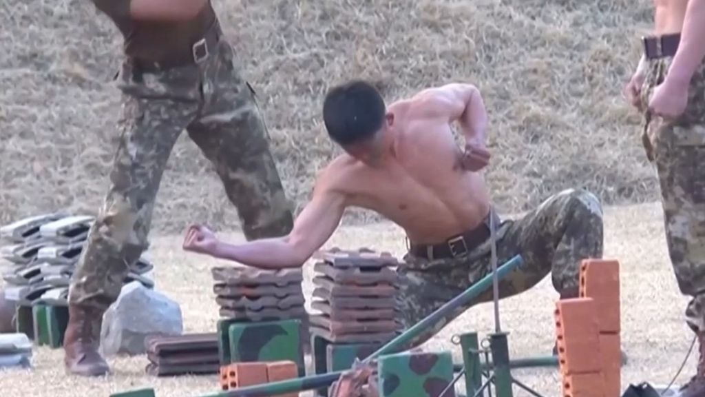 La exhibición militar de Corea del Norte: romper bloques de hormigón a cabezazos y artes marciales