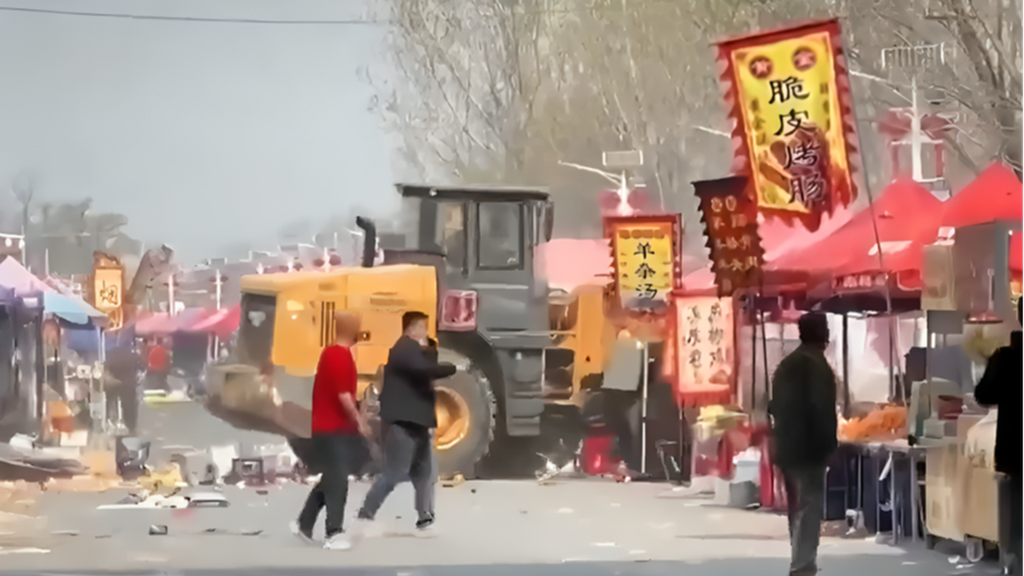 Momento en el que un hombre arrolla con una excavadora los puestos de un mercadillo en Pekín, China